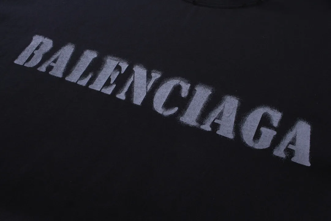 🅿️250 BALENCI*GA Paris blurred letter logo printed distressed long sleeves. The fabric is made of Paris custom-woven and dyed double-yarn pure cotton. The weight is 280g. The thread is custom-woven and dyed without color difference before and after. The printing uses environmentally friendly imported materials and printing dot direct injection technology. Two high-temperature setting washes. os dropped shoulders and loose version. Same style for men and women -Color: black, off-white -SIZE: XS S M L Style No. 8605#