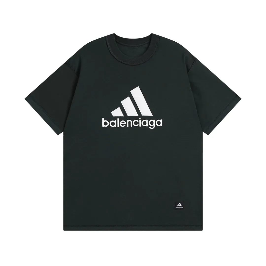🅿️186 Detailed picture [Top version. Official website quality] BALENCI*GA/Paris co-branded Adidas classic LOGO combination on the front, double-sided front and back wear embroidered short-sleeved T-shirt# The fabric is made of Paris ZP custom-woven and dyed cotton double yarn. Weighing 260 grams, the cloth surface is clean. The cloth pattern is clear, soft and comfortable. The color fastness is good. It is not easy to change color. The threads are dyed with no color difference. The classic letter LOGO embroidery is embroidered using imported Tajima embroidery machine. The lines are clear and the effect is three-dimensional. Restored brick cabinets. The version adopts OS loose shoulder version. Same style for men and women. Code: BL223108 Color: white, sapphire blue, dark green Size: XS to L