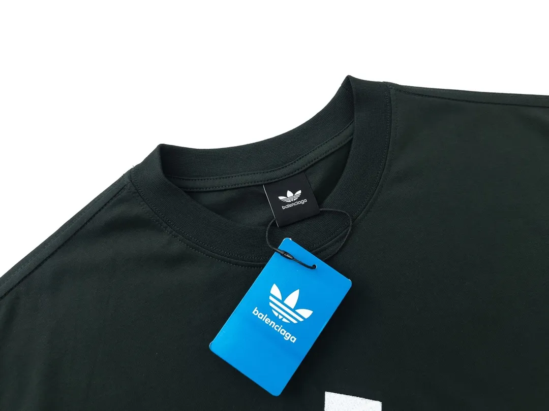 🅿️186 Detailed picture [Top version. Official website quality] BALENCI*GA/Paris co-branded Adidas classic LOGO combination on the front, double-sided front and back wear embroidered short-sleeved T-shirt# The fabric is made of Paris ZP custom-woven and dyed cotton double yarn. Weighing 260 grams, the cloth surface is clean. The cloth pattern is clear, soft and comfortable. The color fastness is good. It is not easy to change color. The threads are dyed with no color difference. The classic letter LOGO embroidery is embroidered using imported Tajima embroidery machine. The lines are clear and the effect is three-dimensional. Restored brick cabinets. The version adopts OS loose shoulder version. Same style for men and women. Code: BL223108 Color: white, sapphire blue, dark green Size: XS to L