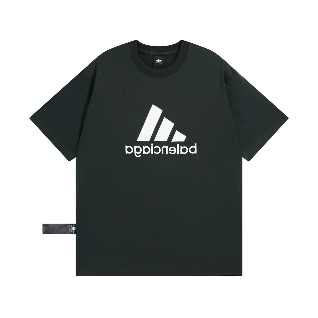 🅿️186 Detailed picture [Top version. Official website quality] BALENCI*GA/Paris co-branded Adidas classic LOGO combination on the front, double-sided front and back wear embroidered short-sleeved T-shirt# The fabric is made of Paris ZP custom-woven and dyed cotton double yarn. Weighing 260 grams, the cloth surface is clean. The cloth pattern is clear, soft and comfortable. The color fastness is good. It is not easy to change color. The threads are dyed with no color difference. The classic letter LOGO embroidery is embroidered using imported Tajima embroidery machine. The lines are clear and the effect is three-dimensional. Restored brick cabinets. The version adopts OS loose shoulder version. Same style for men and women. Code: BL223108 Color: white, sapphire blue, dark green Size: XS to L