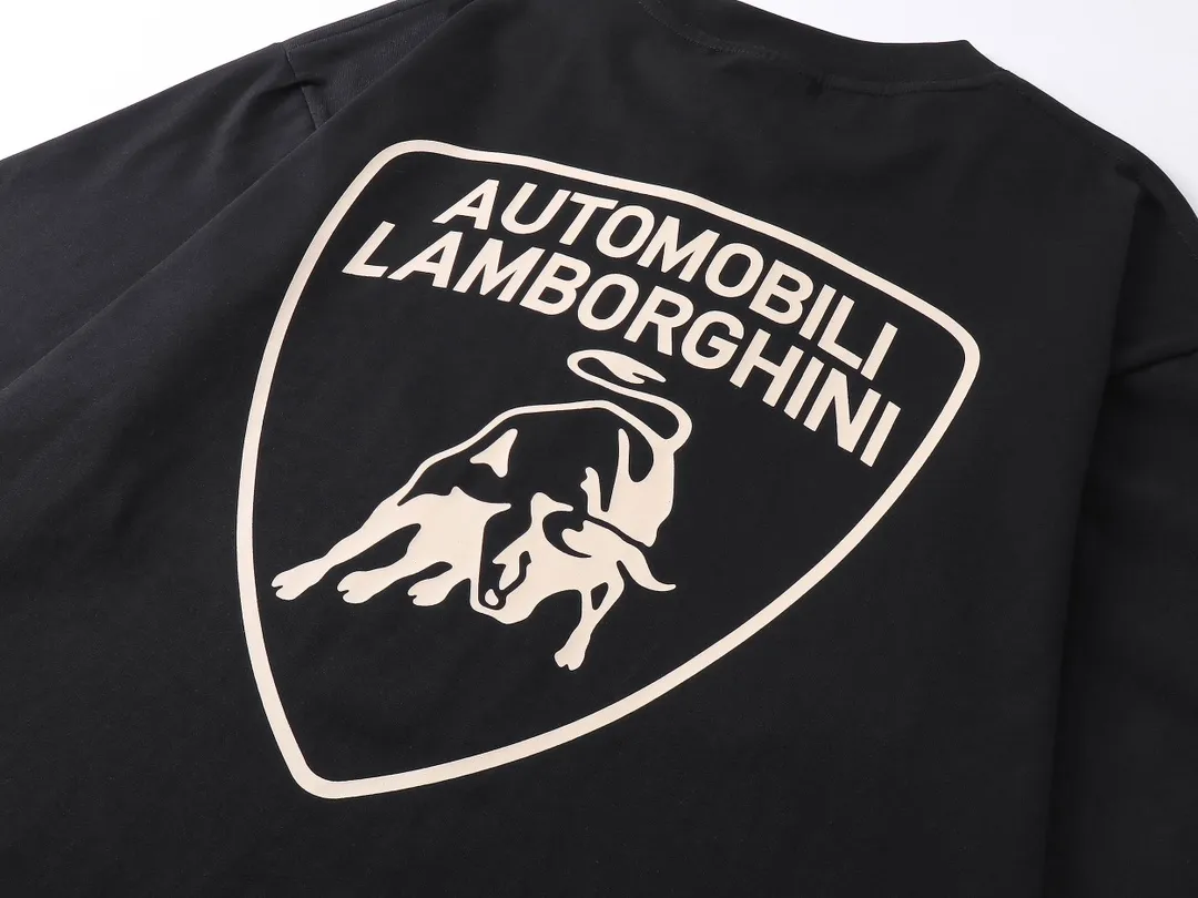 🅿️174 Real photos [Top version. Official website quality] BALENCI*GA/Paris co-branded Lamborghini Lamborghini front and back graphic LOGO printed short-sleeved T-shirt # SS25 latest style. Research and development at the first time, different market currencies. Comparisons welcome. The fabric is made of Paris ZP custom-woven and dyed cotton double yarn. Weighing 260 grams, the cloth surface is clean. The cloth pattern is clear, soft and comfortable. The threads are dyed with no color difference. The printing uses imported environmentally friendly glue printing. The pattern letters are clear, three-dimensional and without burrs. Jubie market produces pictures based on pictures. Welcome to compare. The version adopts OS loose shoulder design. Same style for men and women. Code: BL253637 Color: Black Size: XS S M L