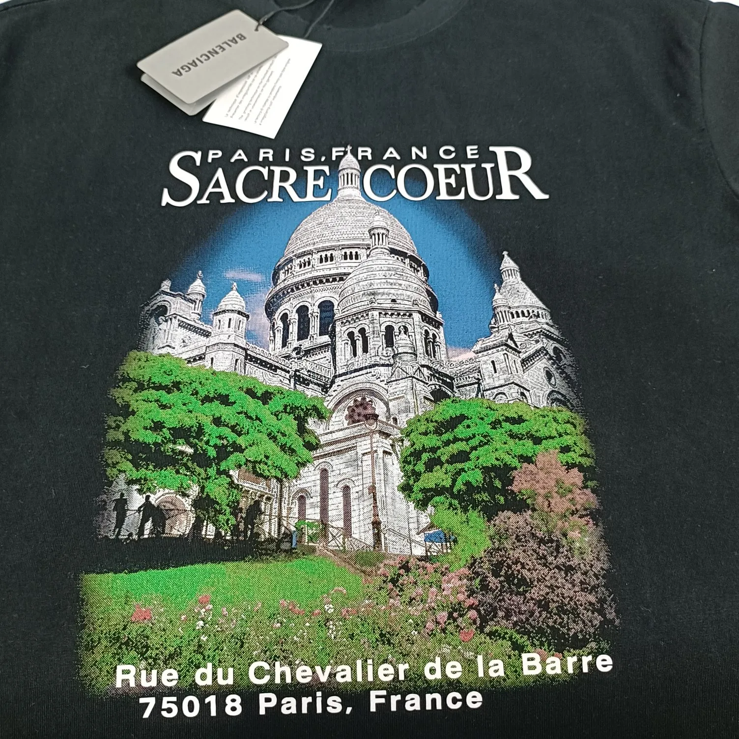 [Top tested version] BALENCIAGA Balenciaga Sacred Heart Garden Castle loose pure cotton short-sleeved T-shirt for men and women. Top quality short-sleeved, each piece has been garment washed, original version, collar, cuffs and hem have distressed rips, collar with cuffs, version dropped shoulder OS version The printing process adopts Kornit Digital 7-color direct printing, which restores the picture quality in high definition. People, trees and buildings are clearly visible and layered. Letter printing details are processed without tooth edges! The cost of front and back printing is enough to buy a box of good cigarettes. The fabric is made of 24S 260g double yarn pure cotton fabric, which is heavy-weight and has full drape. The most important thing is that while ensuring the weight, it can also effectively exert its breathable and breathable effect! Exclusive quality shipment Original fabric Self-adhesive coding Counter tag Size: XS-L Color: Black White P: 290