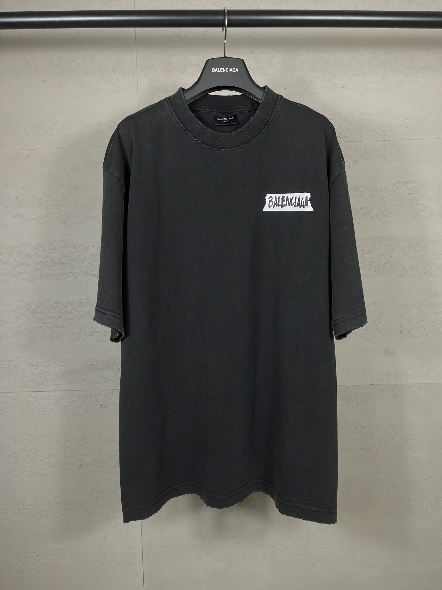 🅿️200 Actual Photos [Top version. Official website quality] BALENCI*GA/Paris.SS26 latest masking tape direct-injection printed ready-to-wear washed and distressed short-sleeved T-shirt. Brick cabinet synchronization. The fabric is made of Paris ZP custom-woven and dyed 100% cotton double yarn compact cotton. The weight is 260 grams, the cloth surface is clean. The cloth pattern is clear, soft and comfortable, and the thread is dyed with no color difference. The tape letter printing is printed with environmentally friendly imported materials. The letters are clear and the effect is three-dimensional. Restored brick cabinet. The garments were washed and aged, and polished by many hands. Produced by ultra-heavy craftsmanship, the market currency is very different, welcome to compare. The version adopts OS loose shoulder design. The same style for men and women. Code: BL253738 Color: Washed black, off-white Size: XS S M L