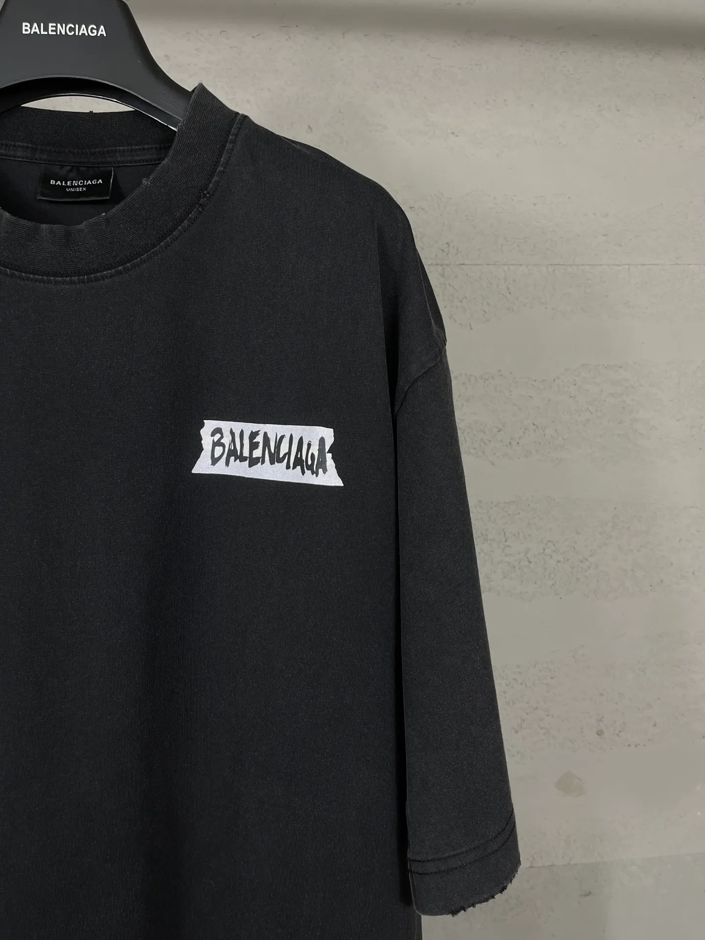 🅿️200 Actual Photos [Top version. Official website quality] BALENCI*GA/Paris.SS26 latest masking tape direct-injection printed ready-to-wear washed and distressed short-sleeved T-shirt. Brick cabinet synchronization. The fabric is made of Paris ZP custom-woven and dyed 100% cotton double yarn compact cotton. The weight is 260 grams, the cloth surface is clean. The cloth pattern is clear, soft and comfortable, and the thread is dyed with no color difference. The tape letter printing is printed with environmentally friendly imported materials. The letters are clear and the effect is three-dimensional. Restored brick cabinet. The garments were washed and aged, and polished by many hands. Produced by ultra-heavy craftsmanship, the market currency is very different, welcome to compare. The version adopts OS loose shoulder design. The same style for men and women. Code: BL253738 Color: Washed black, off-white Size: XS S M L