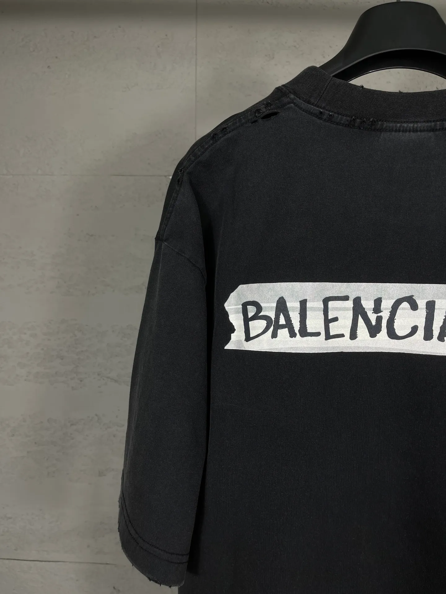 🅿️200 Actual Photos [Top version. Official website quality] BALENCI*GA/Paris.SS26 latest masking tape direct-injection printed ready-to-wear washed and distressed short-sleeved T-shirt. Brick cabinet synchronization. The fabric is made of Paris ZP custom-woven and dyed 100% cotton double yarn compact cotton. The weight is 260 grams, the cloth surface is clean. The cloth pattern is clear, soft and comfortable, and the thread is dyed with no color difference. The tape letter printing is printed with environmentally friendly imported materials. The letters are clear and the effect is three-dimensional. Restored brick cabinet. The garments were washed and aged, and polished by many hands. Produced by ultra-heavy craftsmanship, the market currency is very different, welcome to compare. The version adopts OS loose shoulder design. The same style for men and women. Code: BL253738 Color: Washed black, off-white Size: XS S M L