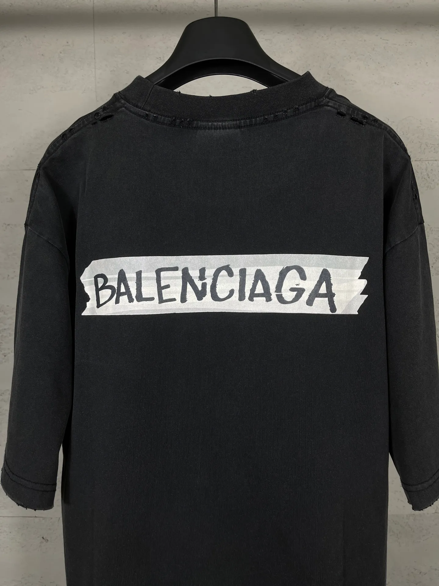 🅿️200 Actual Photos [Top version. Official website quality] BALENCI*GA/Paris.SS26 latest masking tape direct-injection printed ready-to-wear washed and distressed short-sleeved T-shirt. Brick cabinet synchronization. The fabric is made of Paris ZP custom-woven and dyed 100% cotton double yarn compact cotton. The weight is 260 grams, the cloth surface is clean. The cloth pattern is clear, soft and comfortable, and the thread is dyed with no color difference. The tape letter printing is printed with environmentally friendly imported materials. The letters are clear and the effect is three-dimensional. Restored brick cabinet. The garments were washed and aged, and polished by many hands. Produced by ultra-heavy craftsmanship, the market currency is very different, welcome to compare. The version adopts OS loose shoulder design. The same style for men and women. Code: BL253738 Color: Washed black, off-white Size: XS S M L