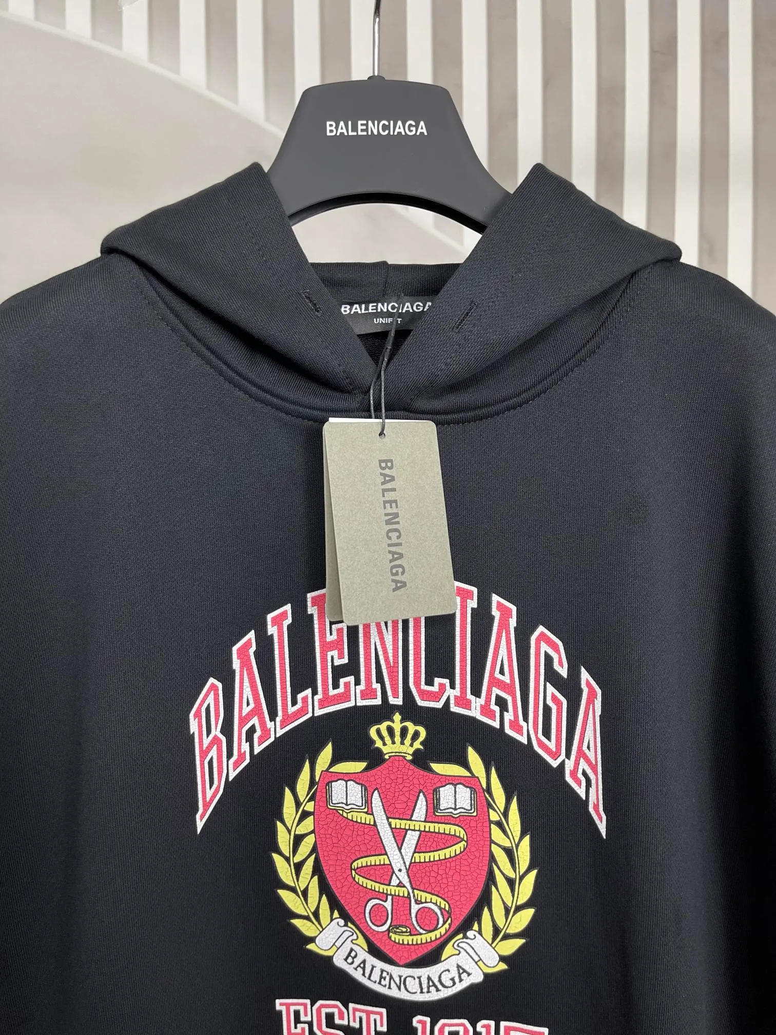 🅿️290 real photos [Top version. Official website quality] BALENCI*GA/Paris. Classic style. SS22 #balenci*ga 1917 shield burst print hooded sweatshirt. Autumn and winter style brick cabinets are synchronized.                       The fabric is made of Paris ZP custom-woven and dyed cotton double-yarn large parka, with a net weight of 450 grams. The cloth surface is clean. The cloth pattern is clear, soft and comfortable. The threads are dyed with no color difference. The classic pattern is printed with environmentally friendly imported materials, precision printing screen, burst pattern printing, clear letters, three-dimensional effect, restoring the brick cabinet. The version adopts OS loose shoulder version, same style for men and women. Coding: BL238090 Color: Black Size: XS S M L