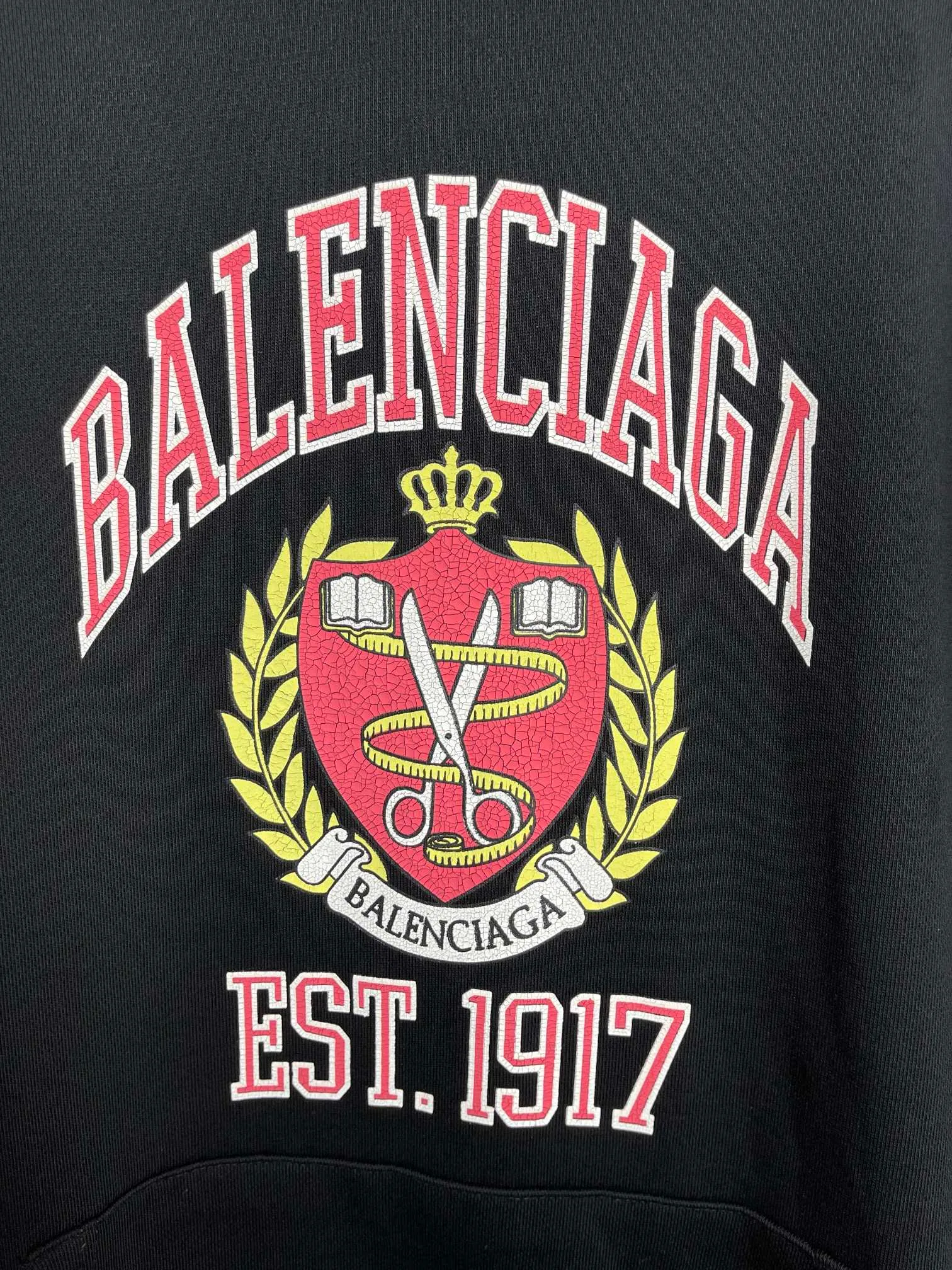 🅿️290 real photos [Top version. Official website quality] BALENCI*GA/Paris. Classic style. SS22 #balenci*ga 1917 shield burst print hooded sweatshirt. Autumn and winter style brick cabinets are synchronized.                       The fabric is made of Paris ZP custom-woven and dyed cotton double-yarn large parka, with a net weight of 450 grams. The cloth surface is clean. The cloth pattern is clear, soft and comfortable. The threads are dyed with no color difference. The classic pattern is printed with environmentally friendly imported materials, precision printing screen, burst pattern printing, clear letters, three-dimensional effect, restoring the brick cabinet. The version adopts OS loose shoulder version, same style for men and women. Coding: BL238090 Color: Black Size: XS S M L