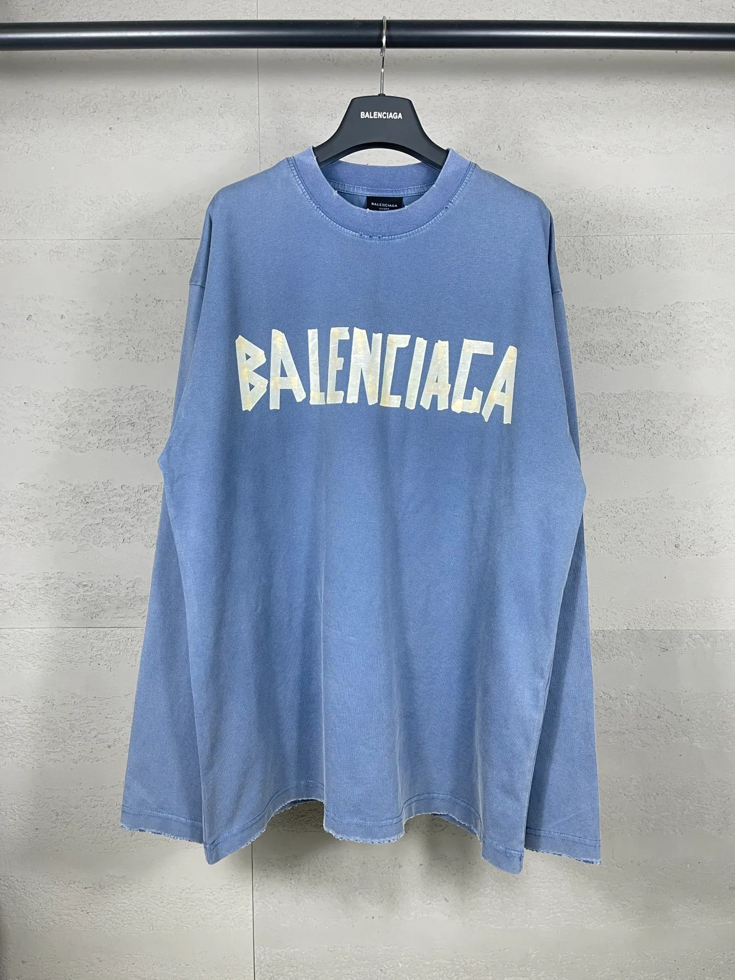 🅿️216 Real photos [Top version. Official website quality] BALENCI*GA/Paris. 23ss latest classic model. Front and rear tape direct printing. Ready-to-wear washed and worn long-sleeved T-shirt. Genuine product developed at the first time, brick cabinet synchronization. Welcome to compare. The fabric is made of Paris ZP custom-woven and dyed 100% cotton with double-yarn compact cotton. The weight is 260 grams. The cloth surface is clean. The cloth pattern is clear, soft and comfortable, and the threads are dyed with no color difference. The classic pattern is directly sprayed by a direct injection machine. Environmentally friendly imported materials, three-dimensional effect. Restored brick cabinet. The garments were washed and aged, and polished by many hands. Produced by ultra-heavy craftsmanship, the market currency is very different, welcome to compare. The version adopts OS loose shoulder design. The same style for men and women. Code: BL225003 Color: dark blue gray, off-white, burgundy, green, black blue, fog blue Size: XS S M L