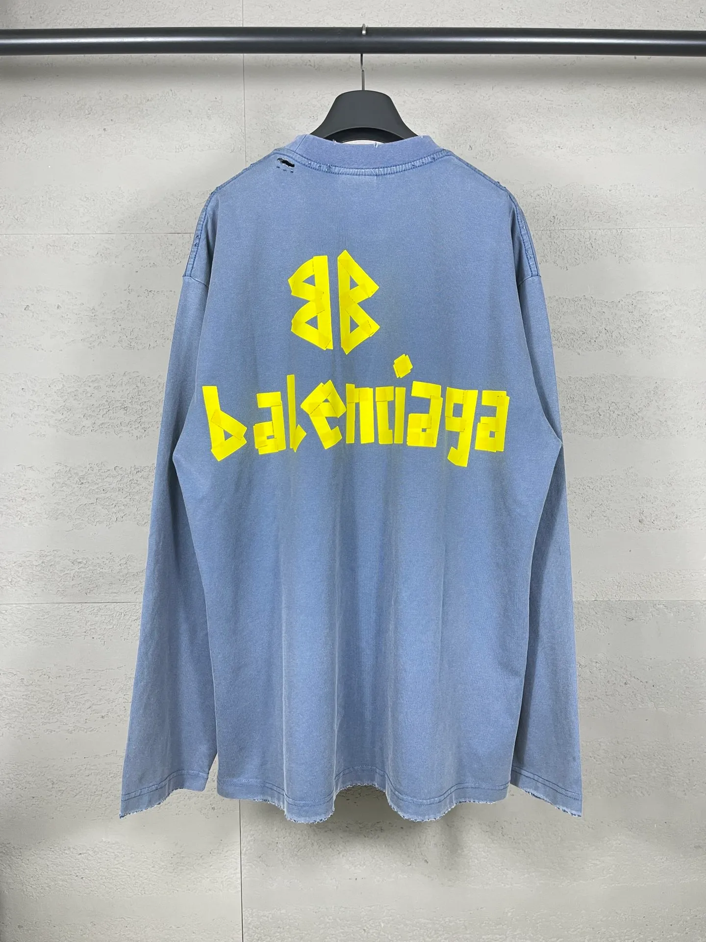 🅿️216 Real photos [Top version. Official website quality] BALENCI*GA/Paris. 23ss latest classic model. Front and rear tape direct printing. Ready-to-wear washed and worn long-sleeved T-shirt. Genuine product developed at the first time, brick cabinet synchronization. Welcome to compare. The fabric is made of Paris ZP custom-woven and dyed 100% cotton with double-yarn compact cotton. The weight is 260 grams. The cloth surface is clean. The cloth pattern is clear, soft and comfortable, and the threads are dyed with no color difference. The classic pattern is directly sprayed by a direct injection machine. Environmentally friendly imported materials, three-dimensional effect. Restored brick cabinet. The garments were washed and aged, and polished by many hands. Produced by ultra-heavy craftsmanship, the market currency is very different, welcome to compare. The version adopts OS loose shoulder design. The same style for men and women. Code: BL225003 Color: dark blue gray, off-white, burgundy, green, black blue, fog blue Size: XS S M L