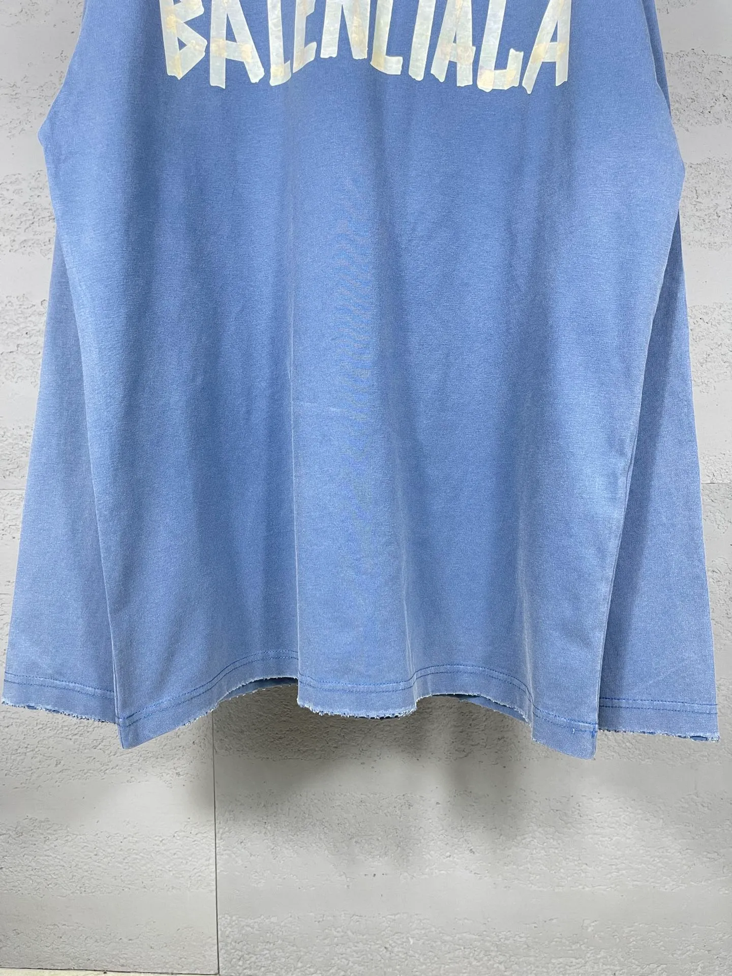 🅿️216 Real photos [Top version. Official website quality] BALENCI*GA/Paris. 23ss latest classic model. Front and rear tape direct printing. Ready-to-wear washed and worn long-sleeved T-shirt. Genuine product developed at the first time, brick cabinet synchronization. Welcome to compare. The fabric is made of Paris ZP custom-woven and dyed 100% cotton with double-yarn compact cotton. The weight is 260 grams. The cloth surface is clean. The cloth pattern is clear, soft and comfortable, and the threads are dyed with no color difference. The classic pattern is directly sprayed by a direct injection machine. Environmentally friendly imported materials, three-dimensional effect. Restored brick cabinet. The garments were washed and aged, and polished by many hands. Produced by ultra-heavy craftsmanship, the market currency is very different, welcome to compare. The version adopts OS loose shoulder design. The same style for men and women. Code: BL225003 Color: dark blue gray, off-white, burgundy, green, black blue, fog blue Size: XS S M L