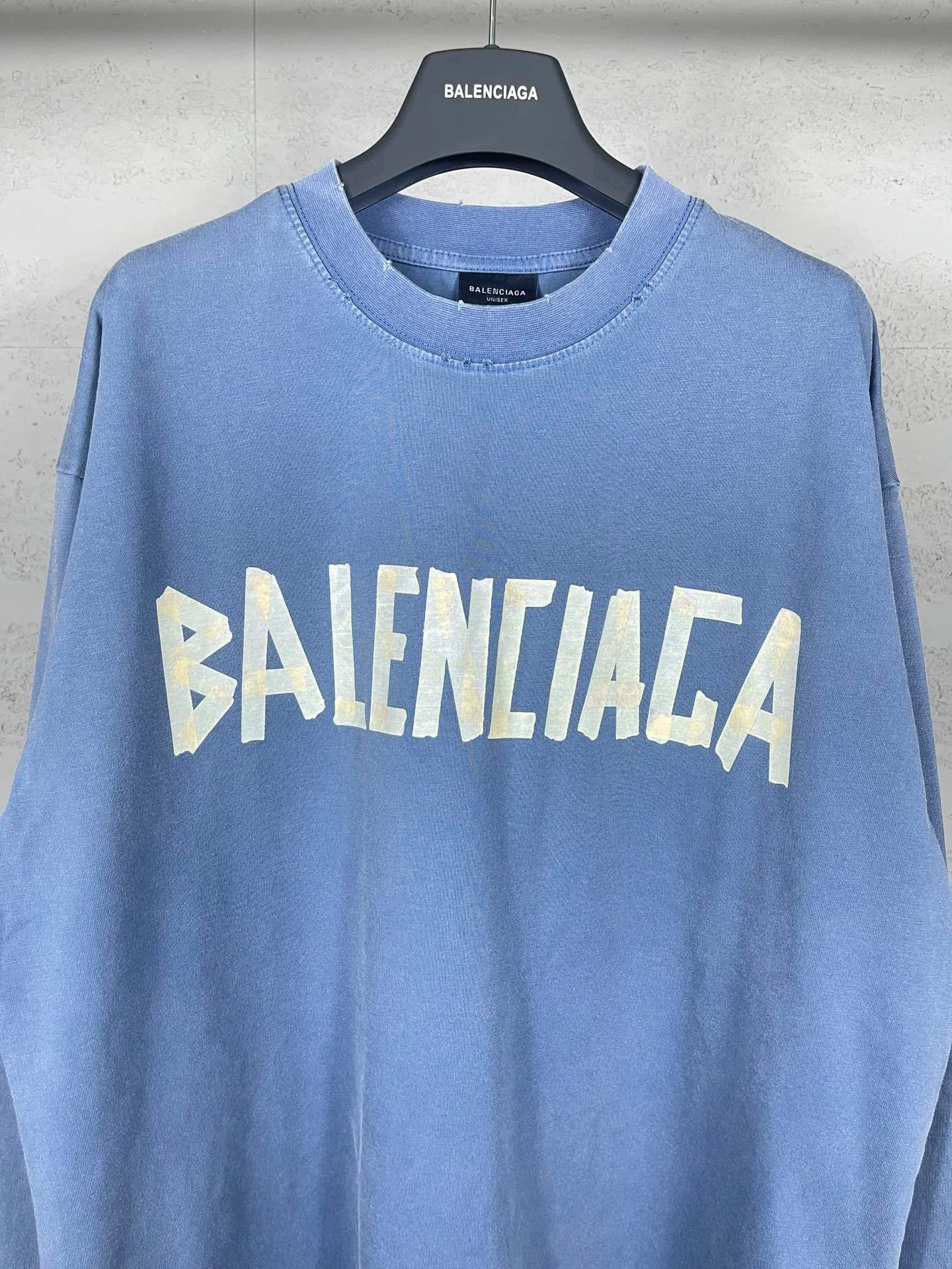 🅿️216 Real photos [Top version. Official website quality] BALENCI*GA/Paris. 23ss latest classic model. Front and rear tape direct printing. Ready-to-wear washed and worn long-sleeved T-shirt. Genuine product developed at the first time, brick cabinet synchronization. Welcome to compare. The fabric is made of Paris ZP custom-woven and dyed 100% cotton with double-yarn compact cotton. The weight is 260 grams. The cloth surface is clean. The cloth pattern is clear, soft and comfortable, and the threads are dyed with no color difference. The classic pattern is directly sprayed by a direct injection machine. Environmentally friendly imported materials, three-dimensional effect. Restored brick cabinet. The garments were washed and aged, and polished by many hands. Produced by ultra-heavy craftsmanship, the market currency is very different, welcome to compare. The version adopts OS loose shoulder design. The same style for men and women. Code: BL225003 Color: dark blue gray, off-white, burgundy, green, black blue, fog blue Size: XS S M L