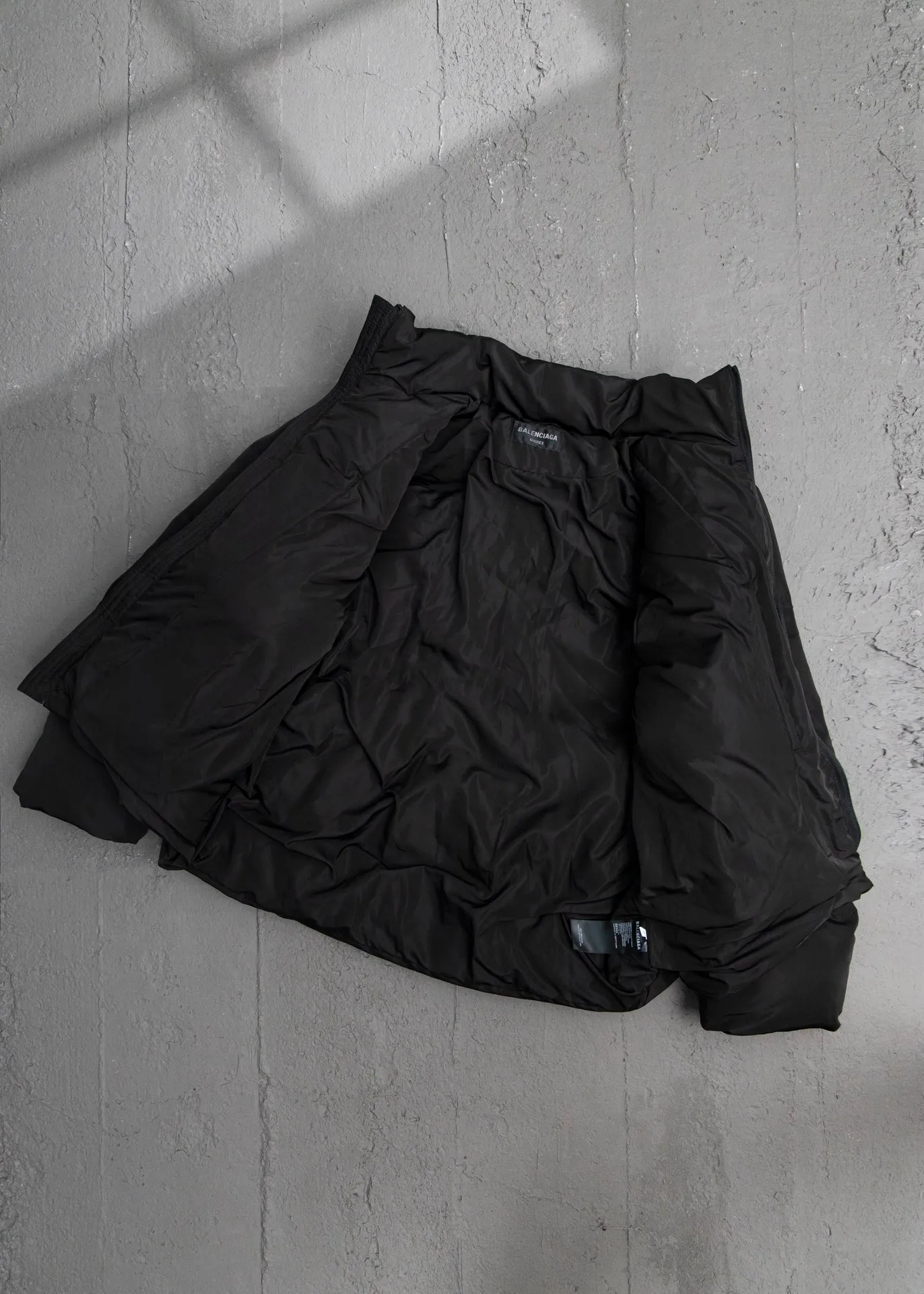 💰700 [Highest Version] Balenciaga / Balenciaga BLCG Classic Coke Wave Printed Cocoon Down Jacket Correct version The surface fabric and lining are made of customized high-density cloud-feel nylon fabric. The fabric has a level 4 water-repellent coating process. The lining is made of double-layer 330 gallbladder and filled with 500 grams of Xinjiang pearl particle cotton. The overall design follows the original short front and long back cocoon design. Invisible zipper hood design. Imported environmentally friendly glue thermosetting ink printing process. Front panel adopts diagonal pocket design, equipped with snap button closure, inner zipper pocket design, mold-customized hardware zipper, original logo four-button mold, mold-customized original air eye, mold-customized original logo double-hole limit buckle, original main mark, washed tag brand packaging, color: black, size: 46/48/50/52, size chart: Front length, bust, shoulder width, sleeve length 46: 65 130 48 64 48： 67 134 49 66 50： 69 138 50 68 52： 70 141 52 70 Note: There is a difference of 1~2CM due to manual measurement