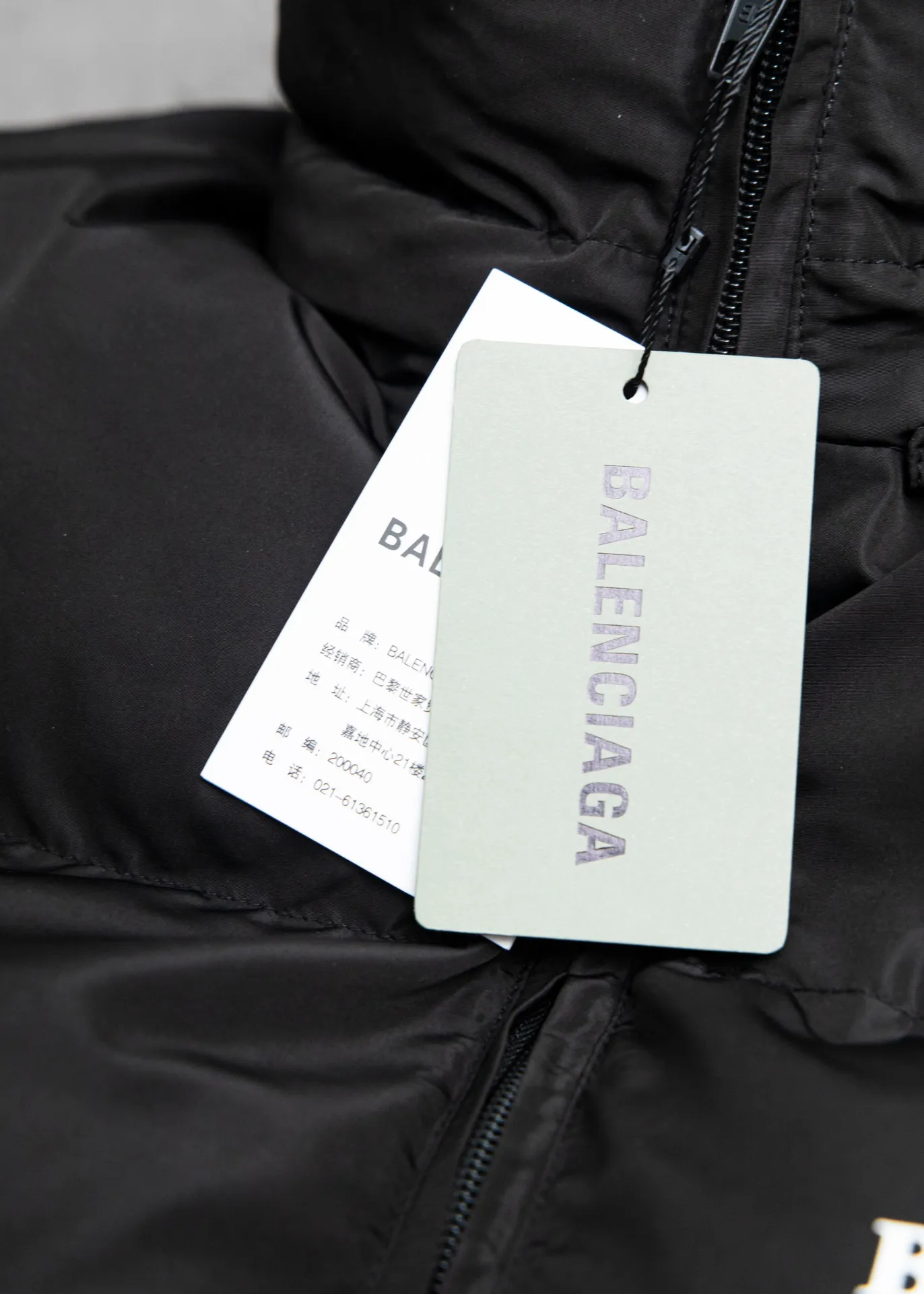 💰700 [Highest Version] Balenciaga / Balenciaga BLCG Classic Coke Wave Printed Cocoon Down Jacket Correct version The surface fabric and lining are made of customized high-density cloud-feel nylon fabric. The fabric has a level 4 water-repellent coating process. The lining is made of double-layer 330 gallbladder and filled with 500 grams of Xinjiang pearl particle cotton. The overall design follows the original short front and long back cocoon design. Invisible zipper hood design. Imported environmentally friendly glue thermosetting ink printing process. Front panel adopts diagonal pocket design, equipped with snap button closure, inner zipper pocket design, mold-customized hardware zipper, original logo four-button mold, mold-customized original air eye, mold-customized original logo double-hole limit buckle, original main mark, washed tag brand packaging, color: black, size: 46/48/50/52, size chart: Front length, bust, shoulder width, sleeve length 46: 65 130 48 64 48： 67 134 49 66 50： 69 138 50 68 52： 70 141 52 70 Note: There is a difference of 1~2CM due to manual measurement