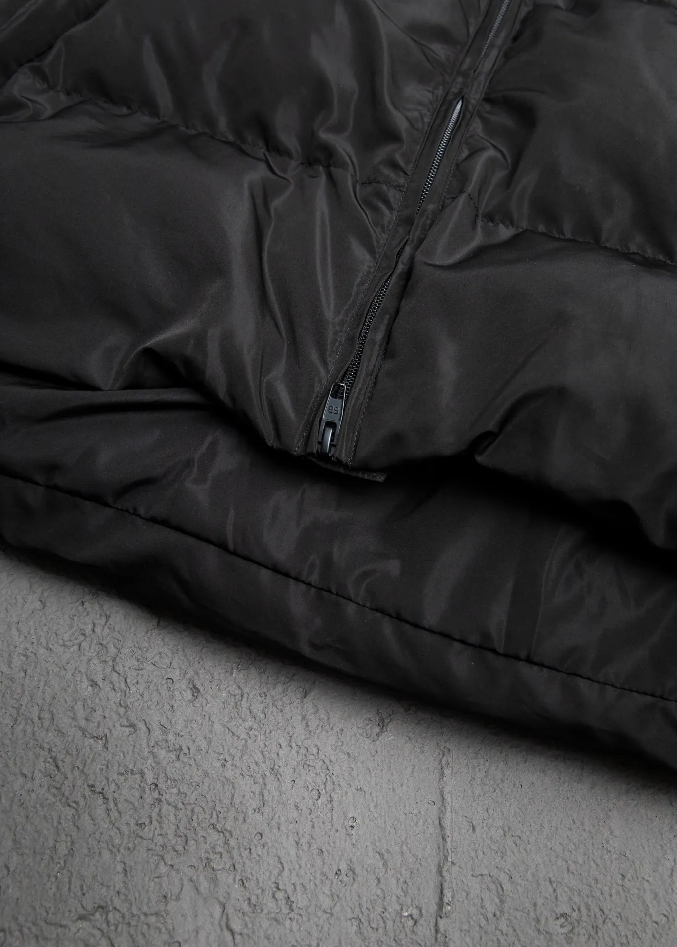 💰700 [Highest Version] Balenciaga / Balenciaga BLCG Classic Coke Wave Printed Cocoon Down Jacket Correct version The surface fabric and lining are made of customized high-density cloud-feel nylon fabric. The fabric has a level 4 water-repellent coating process. The lining is made of double-layer 330 gallbladder and filled with 500 grams of Xinjiang pearl particle cotton. The overall design follows the original short front and long back cocoon design. Invisible zipper hood design. Imported environmentally friendly glue thermosetting ink printing process. Front panel adopts diagonal pocket design, equipped with snap button closure, inner zipper pocket design, mold-customized hardware zipper, original logo four-button mold, mold-customized original air eye, mold-customized original logo double-hole limit buckle, original main mark, washed tag brand packaging, color: black, size: 46/48/50/52, size chart: Front length, bust, shoulder width, sleeve length 46: 65 130 48 64 48： 67 134 49 66 50： 69 138 50 68 52： 70 141 52 70 Note: There is a difference of 1~2CM due to manual measurement