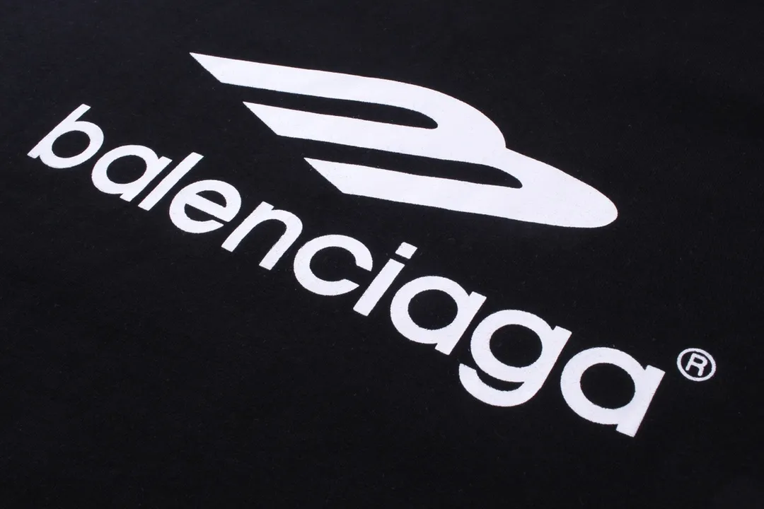 🅿️174 Detailed picture [Top version. Official website quality] BALENCI*GA/Paris #2024 new style 3m letters classic LOGO raglan color matching new short-sleeved T-shirt. #2024 Spring and Summer Brick Cabinet Synchronization Welcome to compare. The fabric is made of Paris ZP custom-woven and dyed cotton double yarn, with a weight of 260 grams. The cloth surface is clean. The cloth pattern is clear, soft and comfortable. The threads are dyed with no color difference. The classic letter LOGO is printed with imported environmentally friendly glue. The letters are clear and the effect is three-dimensional. Restore the brick cabinet, adopt OS loose shoulder style. Same style for men and women. Code: BL223351 Color: black. Size: XS to L