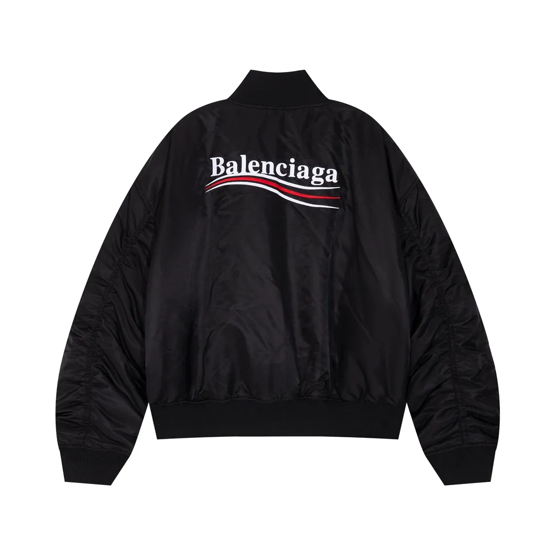 🅿️470 BLCG Paris 23FW Embroidered Coke Baseball Cotton Jacket. Originally purchased for 23,000. The fabric is made of nylon 100% nylon fabric on the surface, and 800 grams of composite thin cotton is added with quilting on the inside, making the whole dress more dimensionous. The front pattern of Coke adopts three-dimensional embroidery technology, and the back pattern is Tajima machine embroidery with thousands of needles. It has open-and-close snaps with open molding and lettering. It has a loose OS silhouette, a stylish upper body and good texture. It is a must-have item for concave shapes. size: S-L