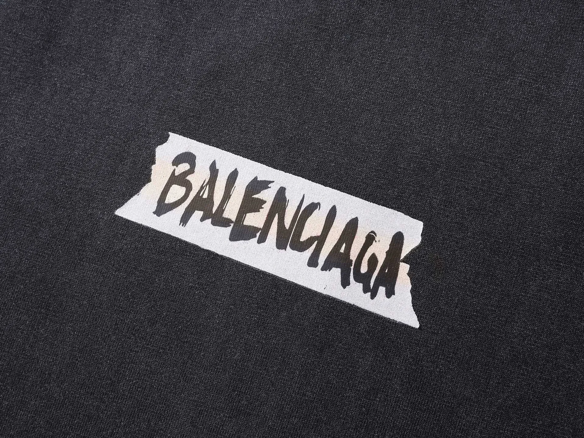 🅿️200 Actual Photos [Top version. Official website quality] BALENCI*GA/Paris.SS26 latest masking tape direct-injection printed ready-to-wear washed and distressed short-sleeved T-shirt. Brick cabinet synchronization. The fabric is made of Paris ZP custom-woven and dyed 100% cotton double yarn compact cotton. The weight is 260 grams, the cloth surface is clean. The cloth pattern is clear, soft and comfortable, and the thread is dyed with no color difference. The tape letter printing is printed with environmentally friendly imported materials. The letters are clear and the effect is three-dimensional. Restored brick cabinet. The garments were washed and aged, and polished by many hands. Produced by ultra-heavy craftsmanship, the market currency is very different, welcome to compare. The version adopts OS loose shoulder design. The same style for men and women. Code: BL253738 Color: Washed black, off-white Size: XS S M L