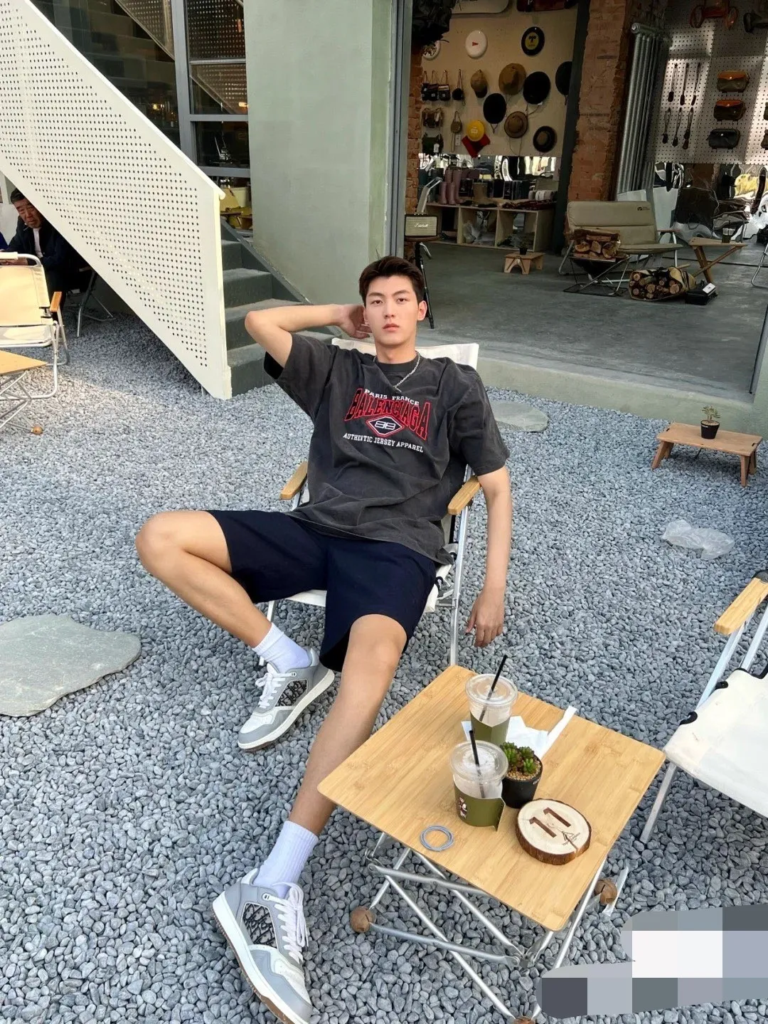♻️💯Upper body reference model picture❤️The top tested version of the new BALENCIAGA Balenciaga red letter embroidery double B pure cotton loose short sleeves for men and women couples is too complicated! Indescribable! Washed and lightly fried with snowflakes for a nostalgic treatment, and the shoulder sleeves are sprayed with maliu and washed with water! The entire fabric is pre-shrunk and then garment washed. Need better fabric. I guess L size has been reduced to XS size. Workmanship: Fine sewing craftsmanship, budget for the stitch size, and the degree of shrinkage after washing. You must buy one this summer. If you are still wondering which short-sleeved piece to buy, then don’t worry, just buy this one! Printing: Produced by Tajima Embroidery in Japan, with 3D cherry blossom thread. Fabric: 280g 32-count tight double yarn fabric Accessories: Customized rib three-standard Size: XS-L Color: Washed black P: 310