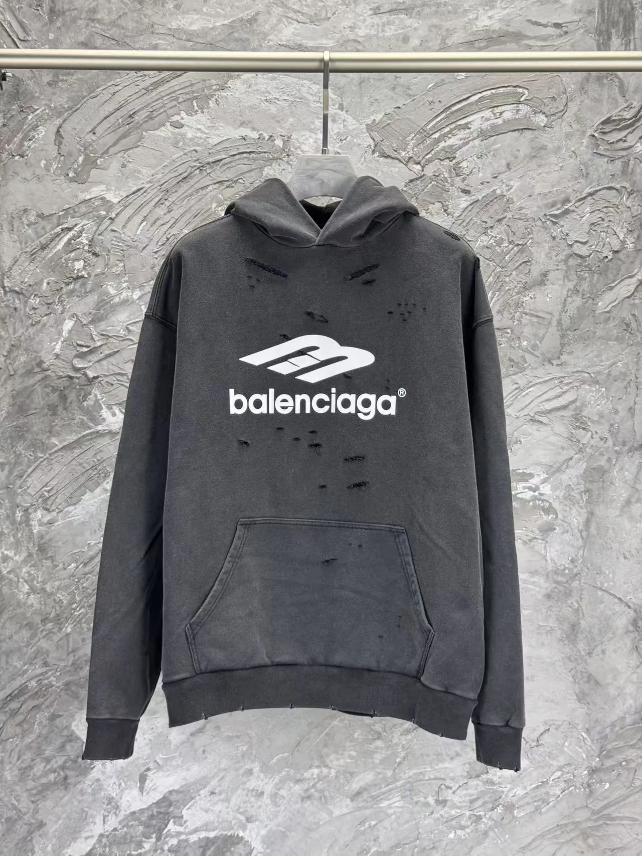 🅿️400 BALENCI*GA Paris' latest 3M classic LOGO printed hooded long-sleeved sweatshirt on the chest. The front printing is made of imported environmentally friendly offset printing. The master manually positions and grinds the fixed points. The effect is three-dimensional. Exclusively pattern-woven and dyed 460g fabric. Threads are dyed in the same vat with zero color difference. Brick cabinet synchronization. Welcome to compare. Same style for men and women -Color: washed black, washed blue -SIZE: Xs S M L Style No. 8958#