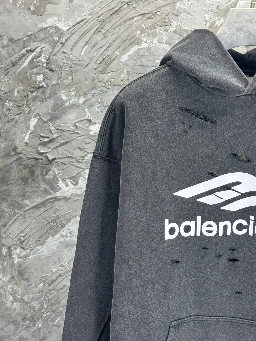 🅿️400 BALENCI*GA Paris' latest 3M classic LOGO printed hooded long-sleeved sweatshirt on the chest. The front printing is made of imported environmentally friendly offset printing. The master manually positions and grinds the fixed points. The effect is three-dimensional. Exclusively pattern-woven and dyed 460g fabric. Threads are dyed in the same vat with zero color difference. Brick cabinet synchronization. Welcome to compare. Same style for men and women -Color: washed black, washed blue -SIZE: Xs S M L Style No. 8958#