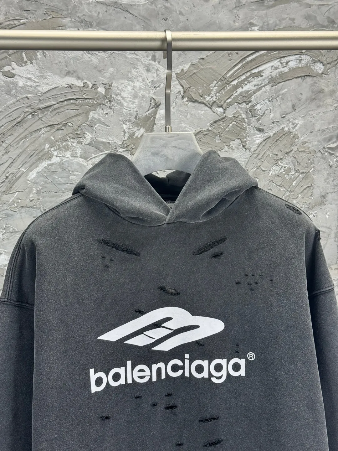 🅿️400 BALENCI*GA Paris' latest 3M classic LOGO printed hooded long-sleeved sweatshirt on the chest. The front printing is made of imported environmentally friendly offset printing. The master manually positions and grinds the fixed points. The effect is three-dimensional. Exclusively pattern-woven and dyed 460g fabric. Threads are dyed in the same vat with zero color difference. Brick cabinet synchronization. Welcome to compare. Same style for men and women -Color: washed black, washed blue -SIZE: Xs S M L Style No. 8958#