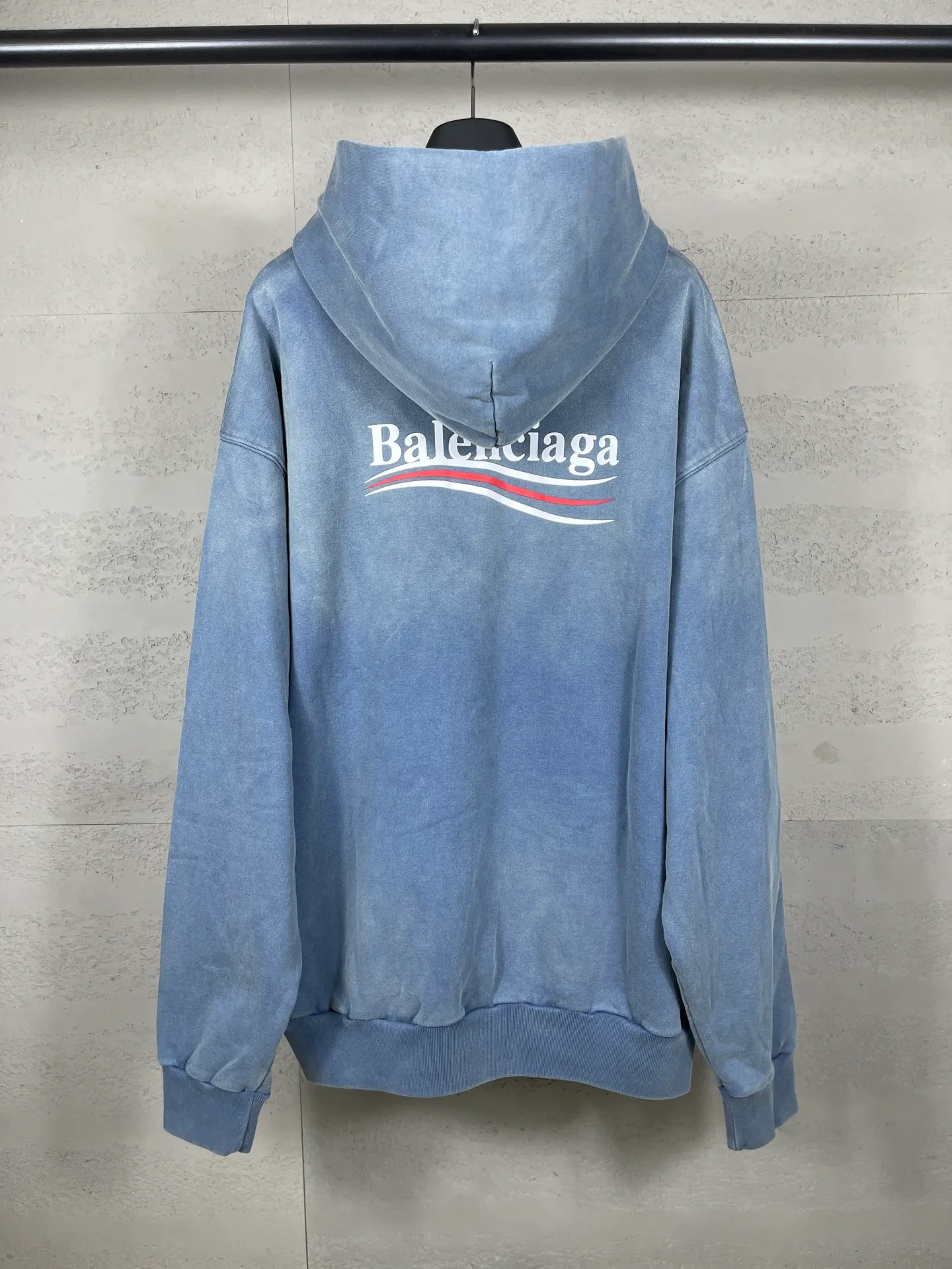 🅿️340 real photos [Top version. Official website quality] BALENCI*GA/Paris #classic style, 2025 spring and summer new style. Coke printed ripped, washed and distressed hooded sweatshirt. The washing water is sprayed with maliu to give a gradient fried color effect. The fabric is made of Paris ZP custom-woven and dyed cotton sweatshirt. The weight is 460 grams. The cloth surface is clean. The cloth pattern is clear, soft and comfortable. The threads are dyed with no color difference. The classic pattern printing uses environmentally friendly imported glue and precision stencil. The letters are clear. No burrs. The three-dimensional effect is strong. The garments are washed and worn. All colors are synchronized with the brick cabinets, custom woven and dyed, and will not fade. Different market currencies. The version adopts OS loose shoulder style. Same style for men and women. Code: BL259911 Color: washed blue, washed purple Size: XS S M L