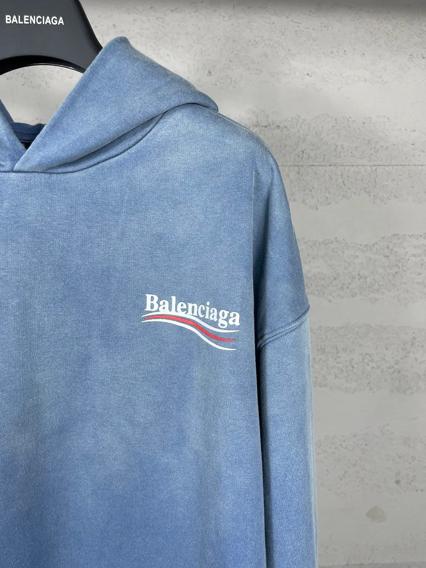 🅿️340 real photos [Top version. Official website quality] BALENCI*GA/Paris #classic style, 2025 spring and summer new style. Coke printed ripped, washed and distressed hooded sweatshirt. The washing water is sprayed with maliu to give a gradient fried color effect. The fabric is made of Paris ZP custom-woven and dyed cotton sweatshirt. The weight is 460 grams. The cloth surface is clean. The cloth pattern is clear, soft and comfortable. The threads are dyed with no color difference. The classic pattern printing uses environmentally friendly imported glue and precision stencil. The letters are clear. No burrs. The three-dimensional effect is strong. The garments are washed and worn. All colors are synchronized with the brick cabinets, custom woven and dyed, and will not fade. Different market currencies. The version adopts OS loose shoulder style. Same style for men and women. Code: BL259911 Color: washed blue, washed purple Size: XS S M L