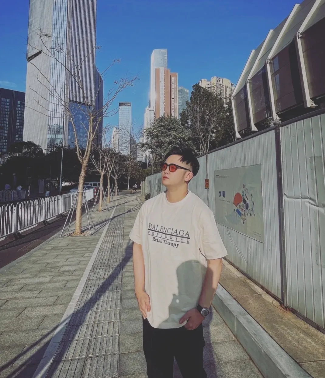♻️💯Upper body reference model picture❤️The top tested version BALENCIAGA WORLDWIDE pure cotton loose short-sleeved T-shirt for men and women couples RETAIL THERAPY The fabric is made of 24S 260g double yarn pure cotton fabric, which is loose, breathable and sweat-absorbent. Full of drape! The printing adopts the expensive Kornit digital printing process, and the letters are arranged neatly, evenly and in detail. Full set of customized wash, hangtag, main wheat. The barcode and encoding are consistent with the original product. Color: Beige Black Size: XS-L P:240