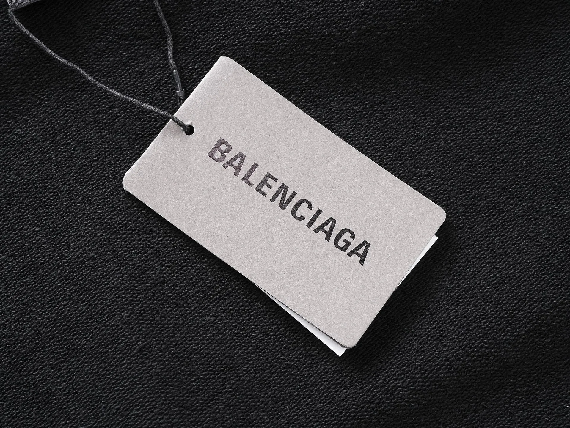 🅿️340 real shots [Top version. Official website quality] BALENCI*GA/25 new model. The front is directly printed with Kardashian's portrait art work, the back is printed with artistic signature, and the right sleeve is embroidered with English frayed distressed hooded sweatshirt, the latest SS25 autumn and winter style. Research and development at the first time, different market currencies. Comparisons welcome. The fabric is made of Paris ZP custom-woven and dyed cotton sweatshirt, with a weight of 460 grams. The cloth surface is clean. The cloth pattern is clear, soft and comfortable. Printing adopts computer direct printing. The garments are washed and worn to make them look old. Jubie market currency. Welcome to compare. The version adopts OS loose shoulder design. Same style for men and women. Code: BL259937 Color: Black Size: XS S M L