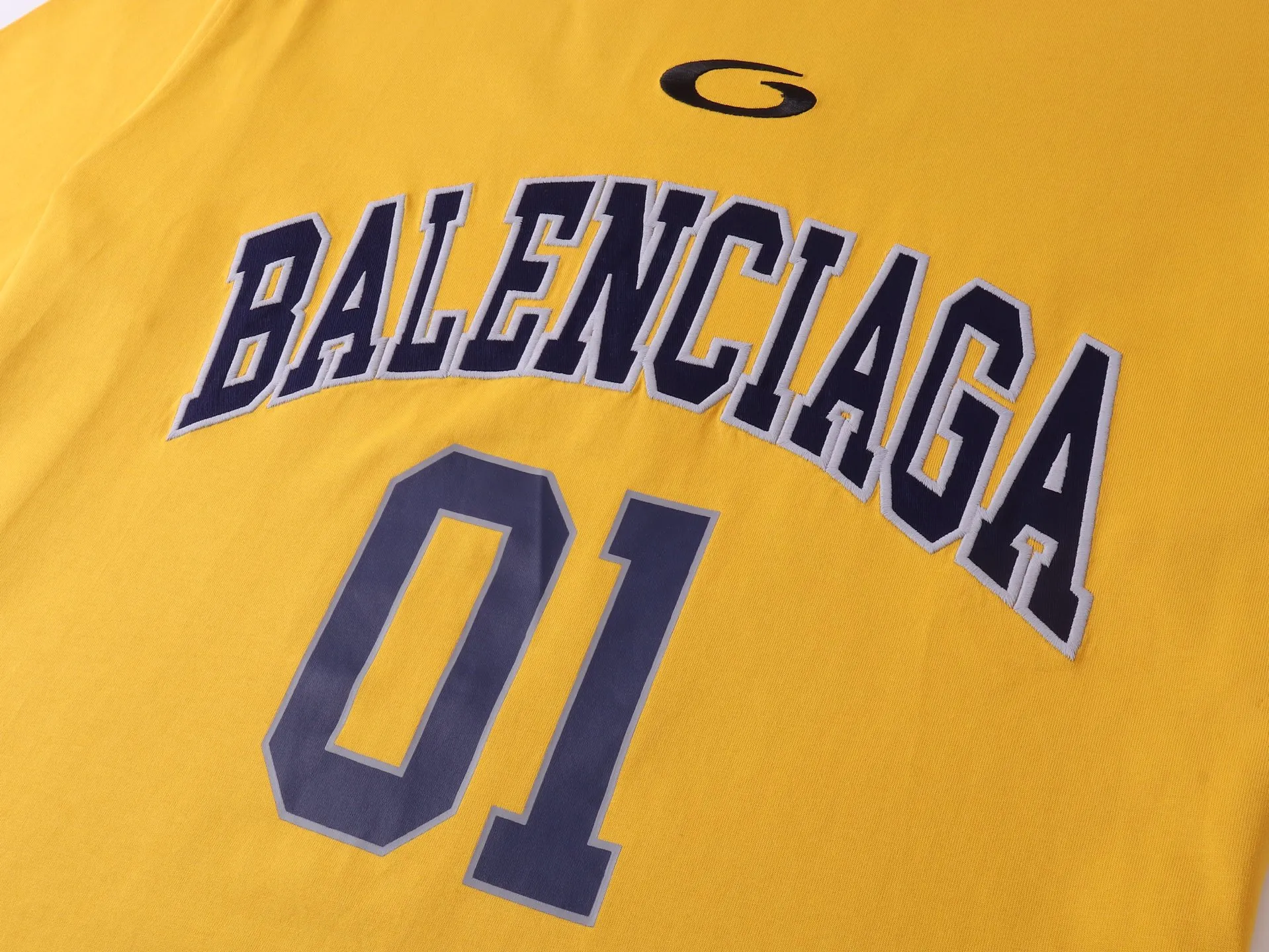 🅿️210 Actual pictures [Top version. Official website quality] BALENCI*GA/Paris.SS25 latest basketball uniform embroidered printed long-sleeved T-shirt. The front embroidery is embroidered and printed using a Tajima computer embroidery machine, the lower left corner is stamped, and the back piece is printed. Brick cabinets are synchronized. Genuine products are developed at the first time. The fabric is made of Paris ZP custom-woven and dyed cotton double yarn. Weighing 260 grams, the cloth surface is clean. The cloth pattern is clear, soft and comfortable. The threads are dyed with no color difference. The printing uses environmentally friendly imported materials, the letters are clear and the effect is three-dimensional. The version adopts OS loose shoulder design. Same style for men and women. Code: BL253626 Color: black, white, orchid, purple, yellow, green. Size: XS S M L