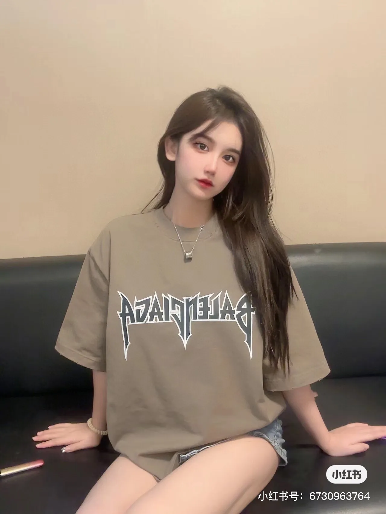 🎀Hot model pictures🎀 Top tested version BALENCIAGA 23ss Paris new old and worn limited edition rock band male and female couple star same style pure cotton short-sleeved T-shirt Metallica Tees has been in 2005 since the last retro 90s Metallica rock band series. The fabric is custom-woven and dyed from 320g high-density combed cotton. The only two washes on the market ensure the restoration of the original feel. BB letters are automatically printed using an elliptical machine. Stable printing temperature ensures the same effect as the original version. The cracked texture is natural and classy. Heavy washing and sanding process/neckline/cuffs/hemm fraying and hole treatment. Ready-to-wear clothes are washed twice. Highly restore the color of YB finished products. Customers will naturally understand. This effect is extremely costly. Exclusive high quality. The texture is different from market currency. Welcome to compare, same style for men and women -Color: Camel -SIZE: Xs S M L P:270