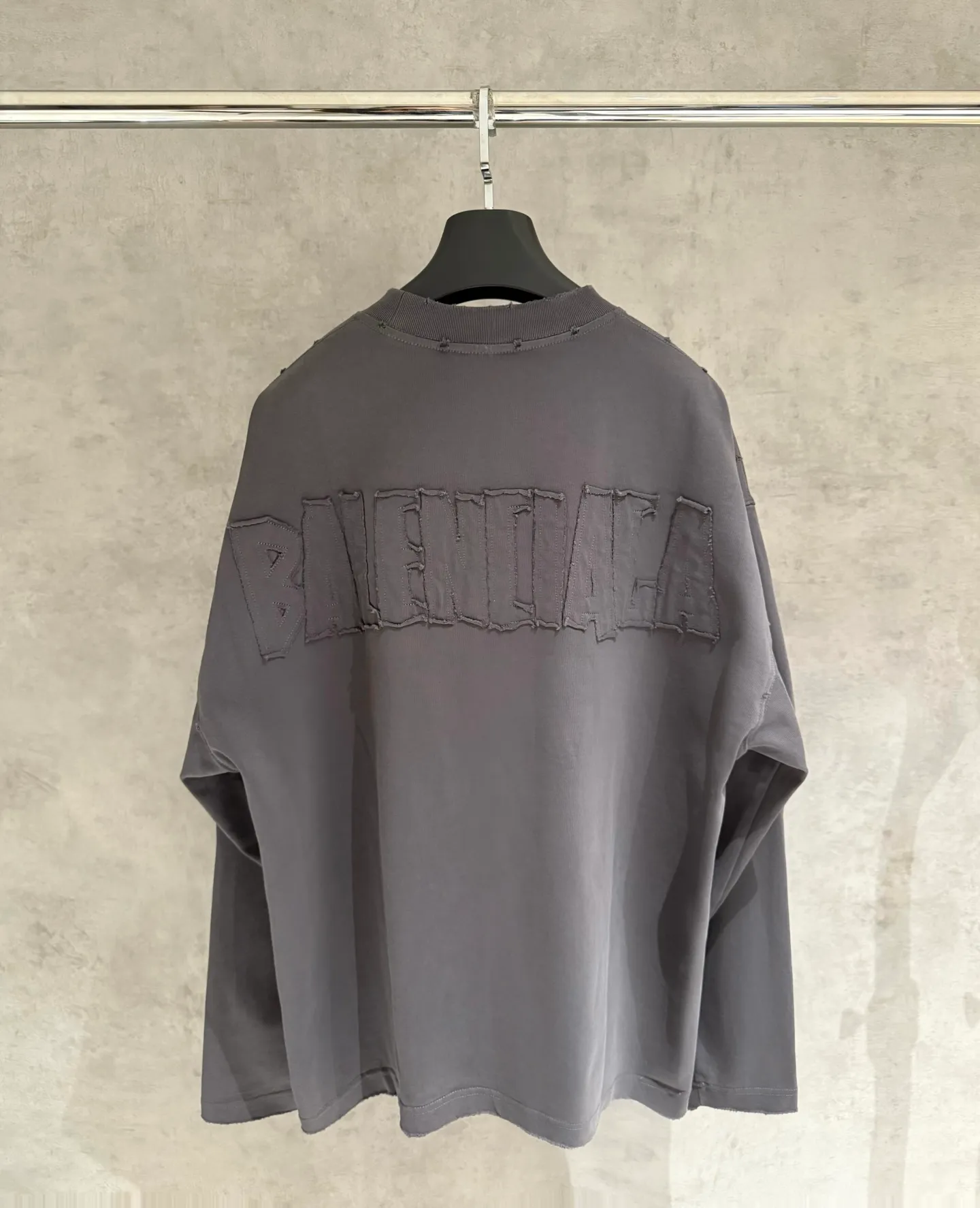 🅿️350 [Strict quality control] Balenciaga's new heavy-weight long-sleeved sweatshirt T-shirt. Heavy 420g double yarn fabric. Three-dimensional embroidery on the front and full-length patch embroidery on the back. The whole garment is washed twice. The four sides are frayed and torn. Heavy fabric. The collar is made of icy Salona. Loose version. Deep, wide and stylish. No deformation or shrinkage. 3 colors of black, white and gray. Size: M-2xl