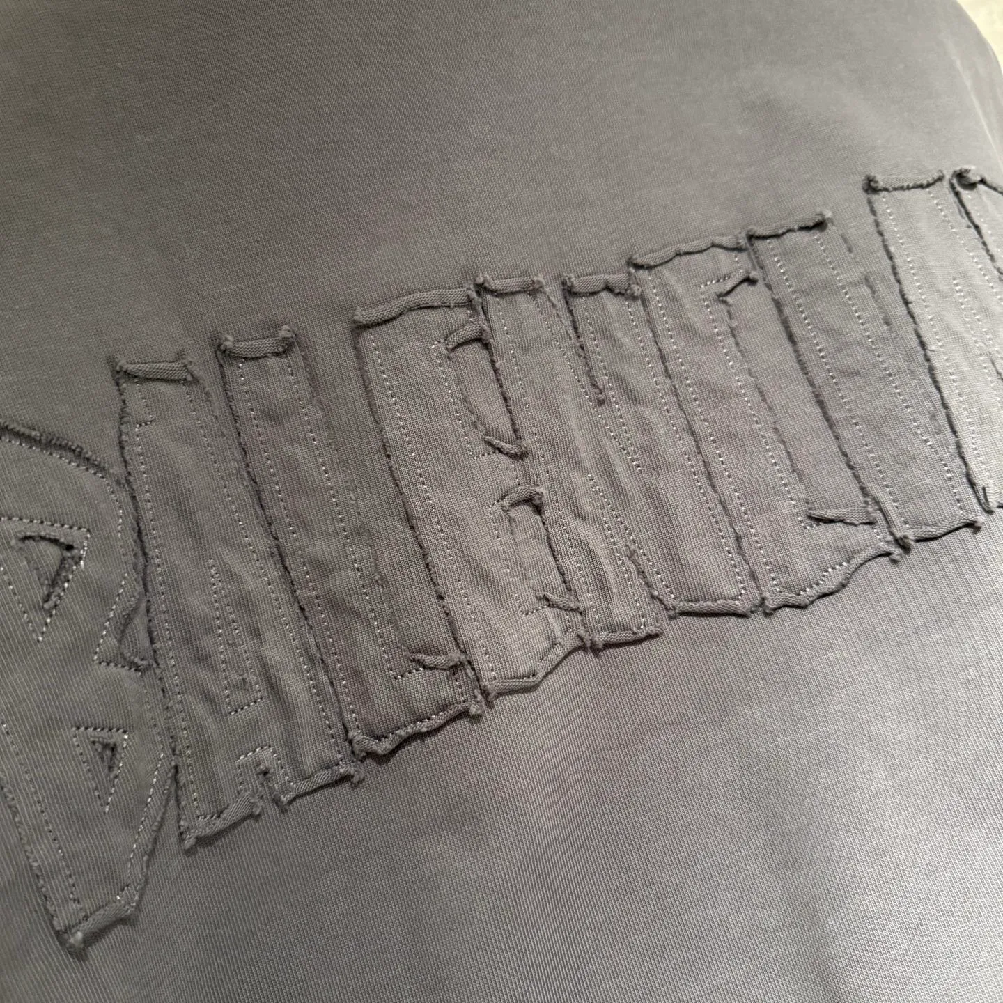 🅿️350 [Strict quality control] Balenciaga's new heavy-weight long-sleeved sweatshirt T-shirt. Heavy 420g double yarn fabric. Three-dimensional embroidery on the front and full-length patch embroidery on the back. The whole garment is washed twice. The four sides are frayed and torn. Heavy fabric. The collar is made of icy Salona. Loose version. Deep, wide and stylish. No deformation or shrinkage. 3 colors of black, white and gray. Size: M-2xl