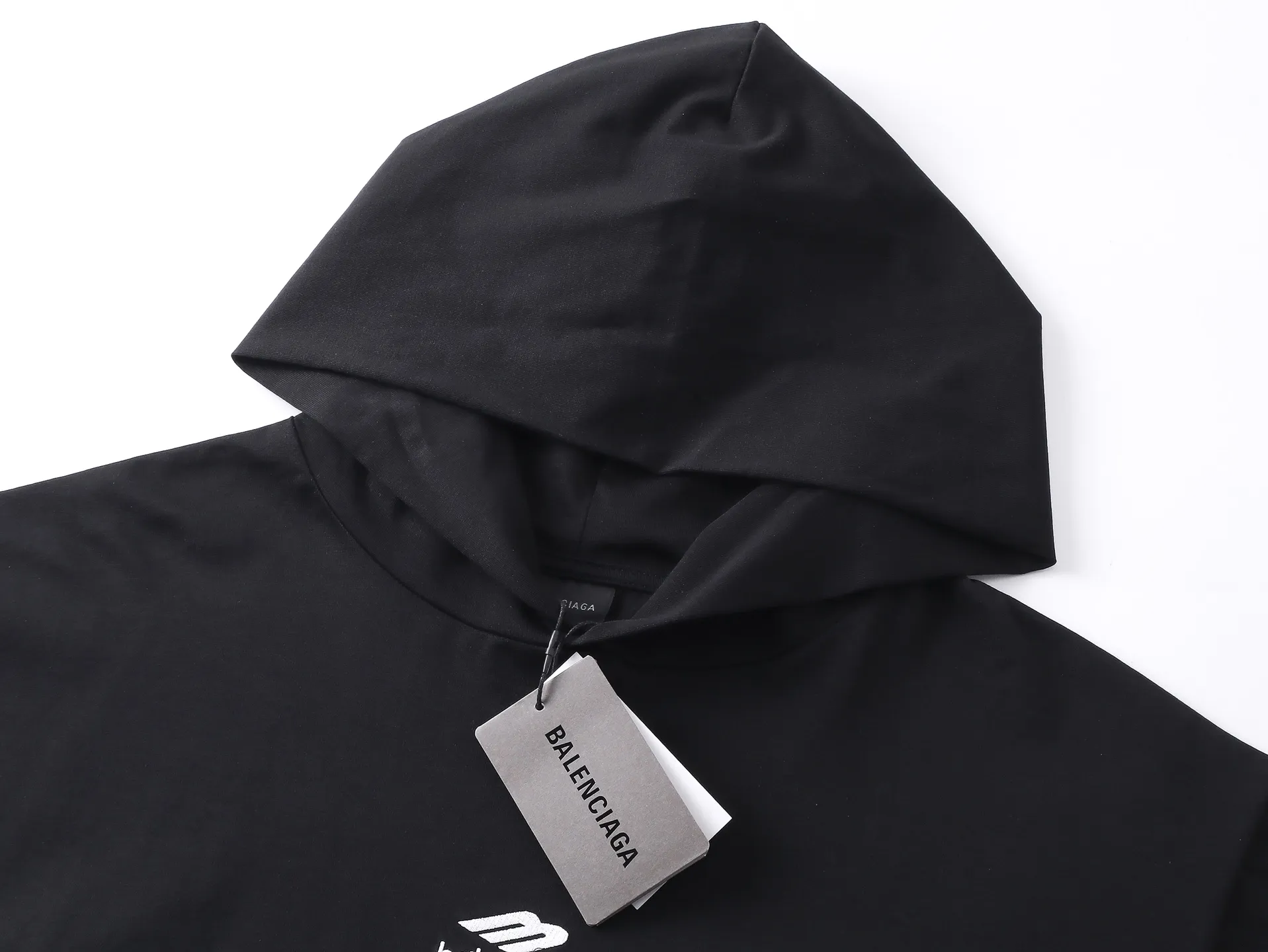 🅿️240 real photos [Top version. Official website quality] BALENCI*GA/Paris #2025 new style. Front left and right sleeves classic letter LOGO embroidered hooded long-sleeved T-shirt, full of design. Welcome to compare. The fabric is made of Paris ZP custom-woven and dyed cotton double yarn, weight 260 grams, clean cloth surface, clear cloth pattern, soft and comfortable. The threads are dyed with no color difference. The classic letter LOGO is embroidered with imported Tajima embroidery machine. The effect is three-dimensional. Restore the brick cabinet, adopt the OS loose shoulder style. Same style for men and women. Code: BL255092 Color: Black Size: XS S M L
