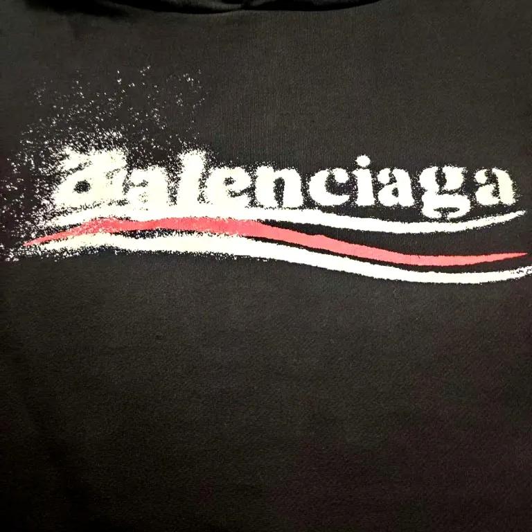 The top version of Balenciaga SS24 Coke Logo blur printed hooded sweatshirt. Loose fit. Same style for men and women. 440g double-ply large terry fabric dyed in the same vat. The fabric can weigh up to 460g. It feels very comfortable. The latest brick cabinets in autumn and winter are in sync. Fashionable and individual. A super versatile and good-looking sweatshirt. Very suitable for both men and women. A must-have style. Hang tag. Collar label. Washed wheat. Complete with three labels. Packaging Sydney paper. [1:1 original creation with high control of details] Fabric: 440g double-strand large terry Color: Black White Size: XS-L P:430