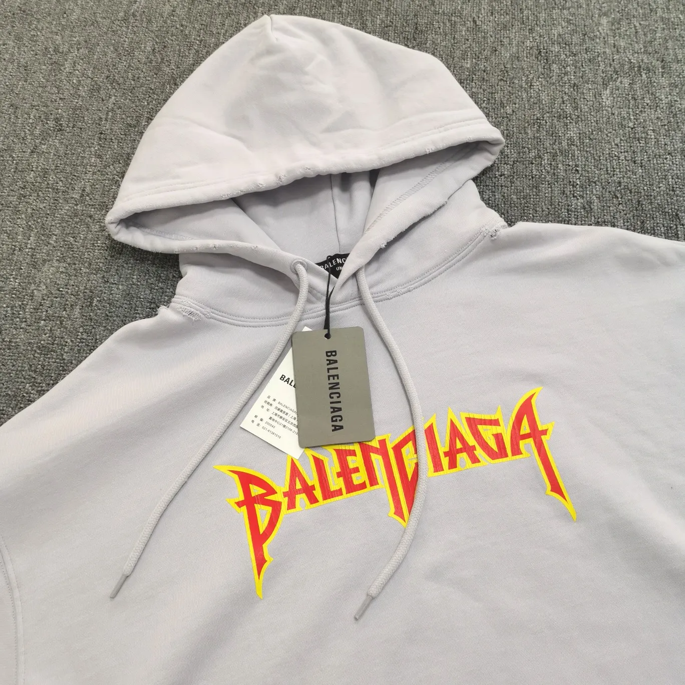 Additional details——Spring and autumn top version BALENCIAGA Balenciaga lightning flame burst pattern graffiti Xiao Yang’s same style pure cotton hoodie sweatshirt for men and women couple star front panel printing glue bursting effect using imported transparent pulp scraping bottom to make the printing cracks feel even texture. You don’t have to worry about it falling off, as long as it’s not violently machine washed (it’s no problem at all to wash and dry it). The hem is artificially embellished with hand-painted prints, creating a French messy graffiti style! All holes on the body are manually worn and positioned. The holes are even and won't affect the overall structure of the clothes, and they won't get bigger with washing! The fabric is made of 480g cotton terry fabric, brand new, washed, and labeled. zp consistent synchronization. Size: XS-L Color: Silver P:470