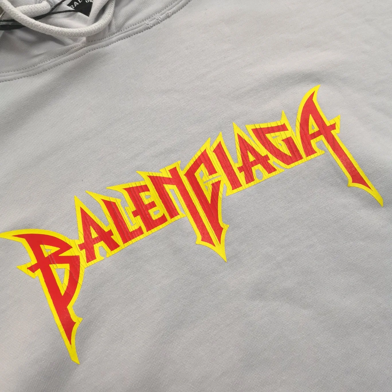 Additional details——Spring and autumn top version BALENCIAGA Balenciaga lightning flame burst pattern graffiti Xiao Yang’s same style pure cotton hoodie sweatshirt for men and women couple star front panel printing glue bursting effect using imported transparent pulp scraping bottom to make the printing cracks feel even texture. You don’t have to worry about it falling off, as long as it’s not violently machine washed (it’s no problem at all to wash and dry it). The hem is artificially embellished with hand-painted prints, creating a French messy graffiti style! All holes on the body are manually worn and positioned. The holes are even and won't affect the overall structure of the clothes, and they won't get bigger with washing! The fabric is made of 480g cotton terry fabric, brand new, washed, and labeled. zp consistent synchronization. Size: XS-L Color: Silver P:470