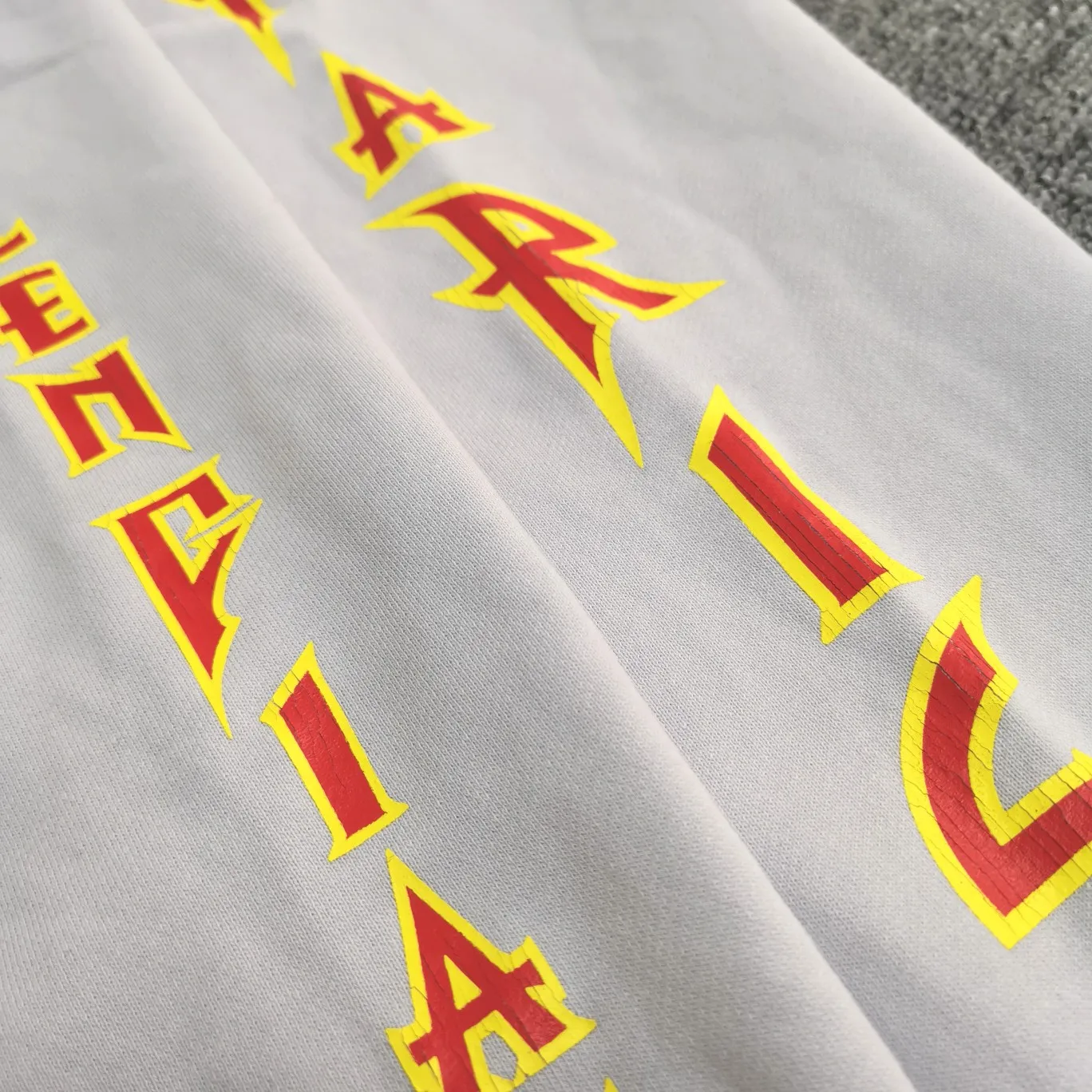 Additional details——Spring and autumn top version BALENCIAGA Balenciaga lightning flame burst pattern graffiti Xiao Yang’s same style pure cotton hoodie sweatshirt for men and women couple star front panel printing glue bursting effect using imported transparent pulp scraping bottom to make the printing cracks feel even texture. You don’t have to worry about it falling off, as long as it’s not violently machine washed (it’s no problem at all to wash and dry it). The hem is artificially embellished with hand-painted prints, creating a French messy graffiti style! All holes on the body are manually worn and positioned. The holes are even and won't affect the overall structure of the clothes, and they won't get bigger with washing! The fabric is made of 480g cotton terry fabric, brand new, washed, and labeled. zp consistent synchronization. Size: XS-L Color: Silver P:470