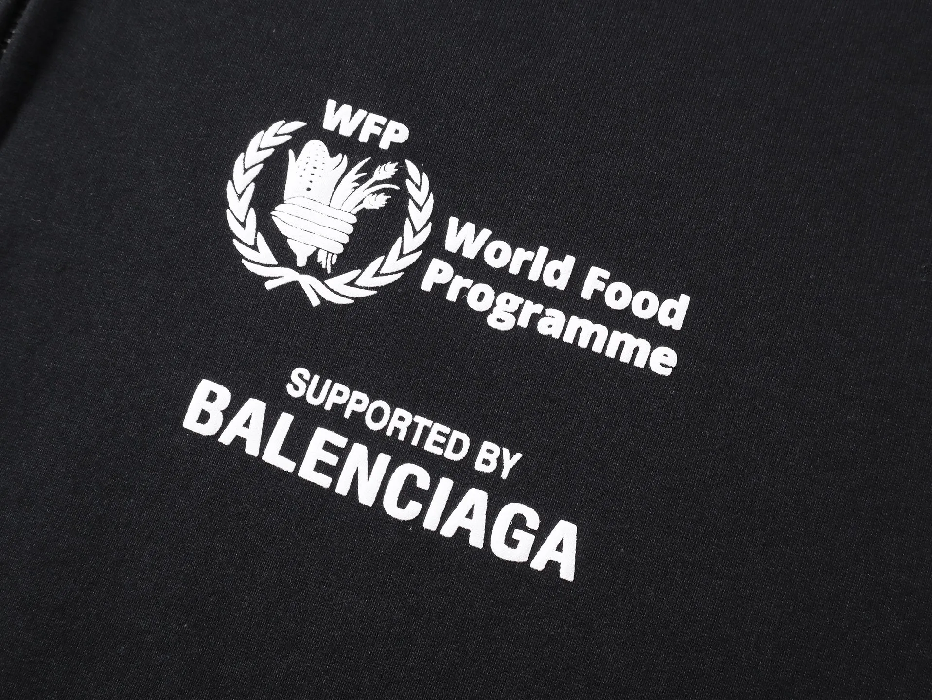 🅿️370 photos [Top version. Official website quality] BALENCI*GA/Paris. 2025 new model. Co-signed by WFP. Foam three-dimensional printed hooded zipper cardigan sweatshirt with front and rear panels, left and right sleeves. Brick cabinets are synchronized. Genuine products are developed at the first time, and you can print and compare! The fabric is made of Paris ZP custom-woven and dyed cotton sweatshirt. Weighing 460 grams, the cloth surface is clean. The cloth pattern is clear, soft and comfortable. The threads are dyed with no color difference. The printing uses imported glue foam printing, the letters are clear and the effect is three-dimensional. The version adopts OS loose shoulder design. Same style for men and women. Code: BL259918 Color: Black Size: XS S M L
