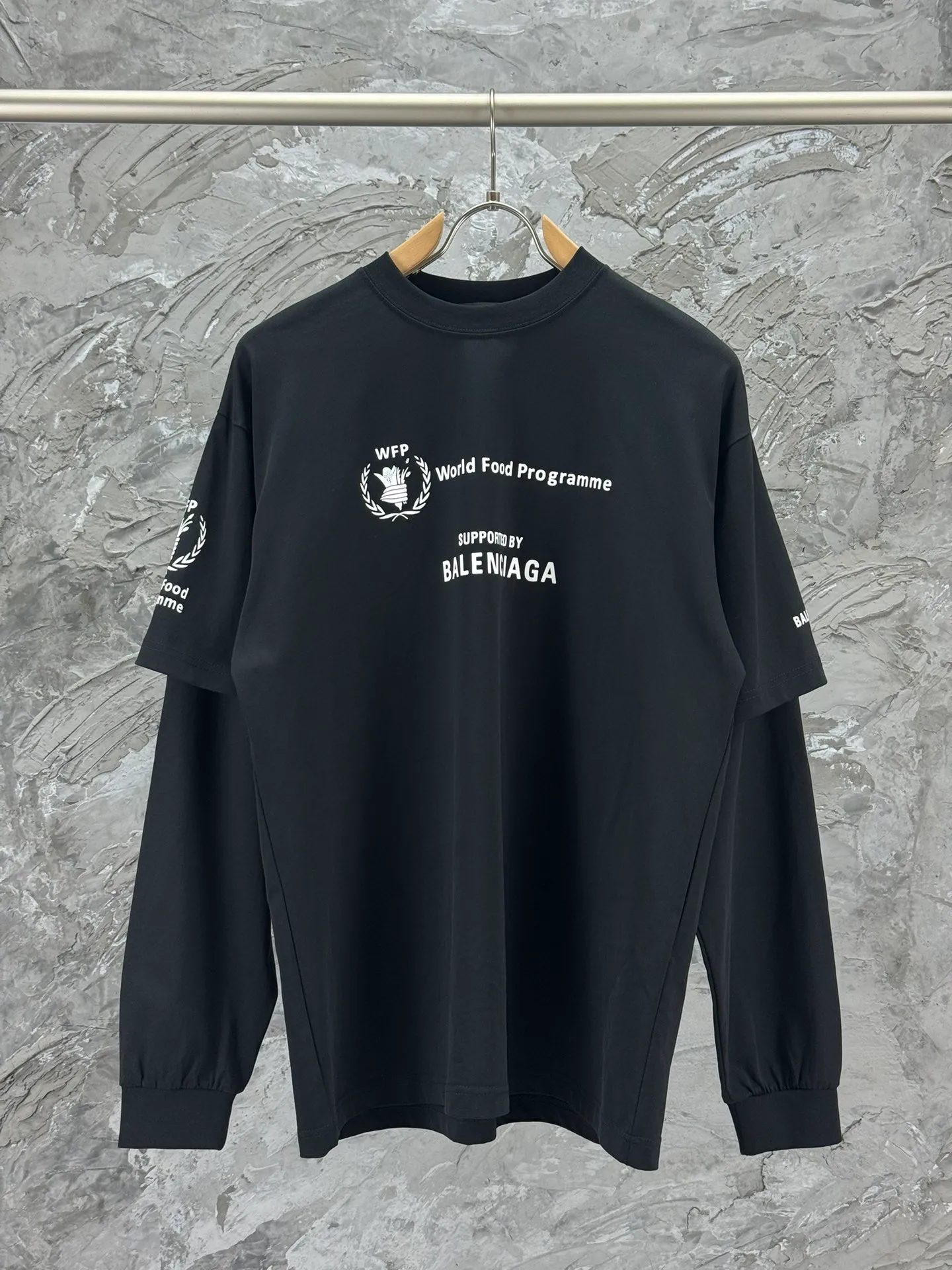 🅿️240 -BALENCI*GA Paris world food fake two-piece long sleeves. The fabric is made of Paris custom-woven and dyed double-yarn pure cotton fabric. The weight is 280g. The thread is custom-woven and dyed without color difference. The front and back panels are printed using environmentally friendly imported materials. Dot printing. Cuff splicing. Two high-temperature styling washes. os dropped shoulders, loose version, same style for men and women -Color: Black -SIZE: XS S M L Style No. 8607#