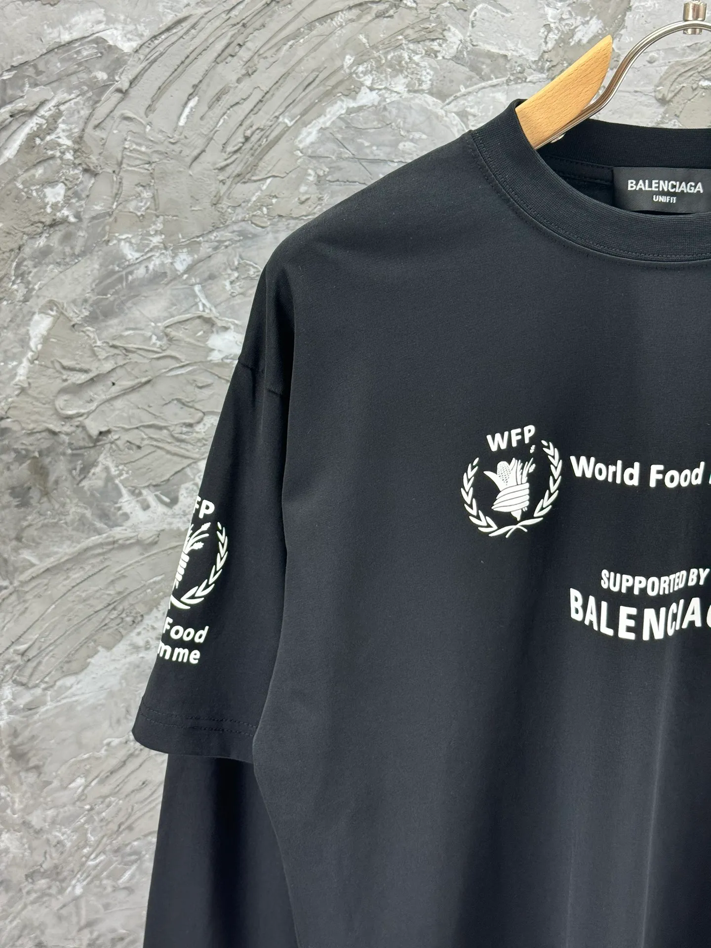 🅿️240 -BALENCI*GA Paris world food fake two-piece long sleeves. The fabric is made of Paris custom-woven and dyed double-yarn pure cotton fabric. The weight is 280g. The thread is custom-woven and dyed without color difference. The front and back panels are printed using environmentally friendly imported materials. Dot printing. Cuff splicing. Two high-temperature styling washes. os dropped shoulders, loose version, same style for men and women -Color: Black -SIZE: XS S M L Style No. 8607#