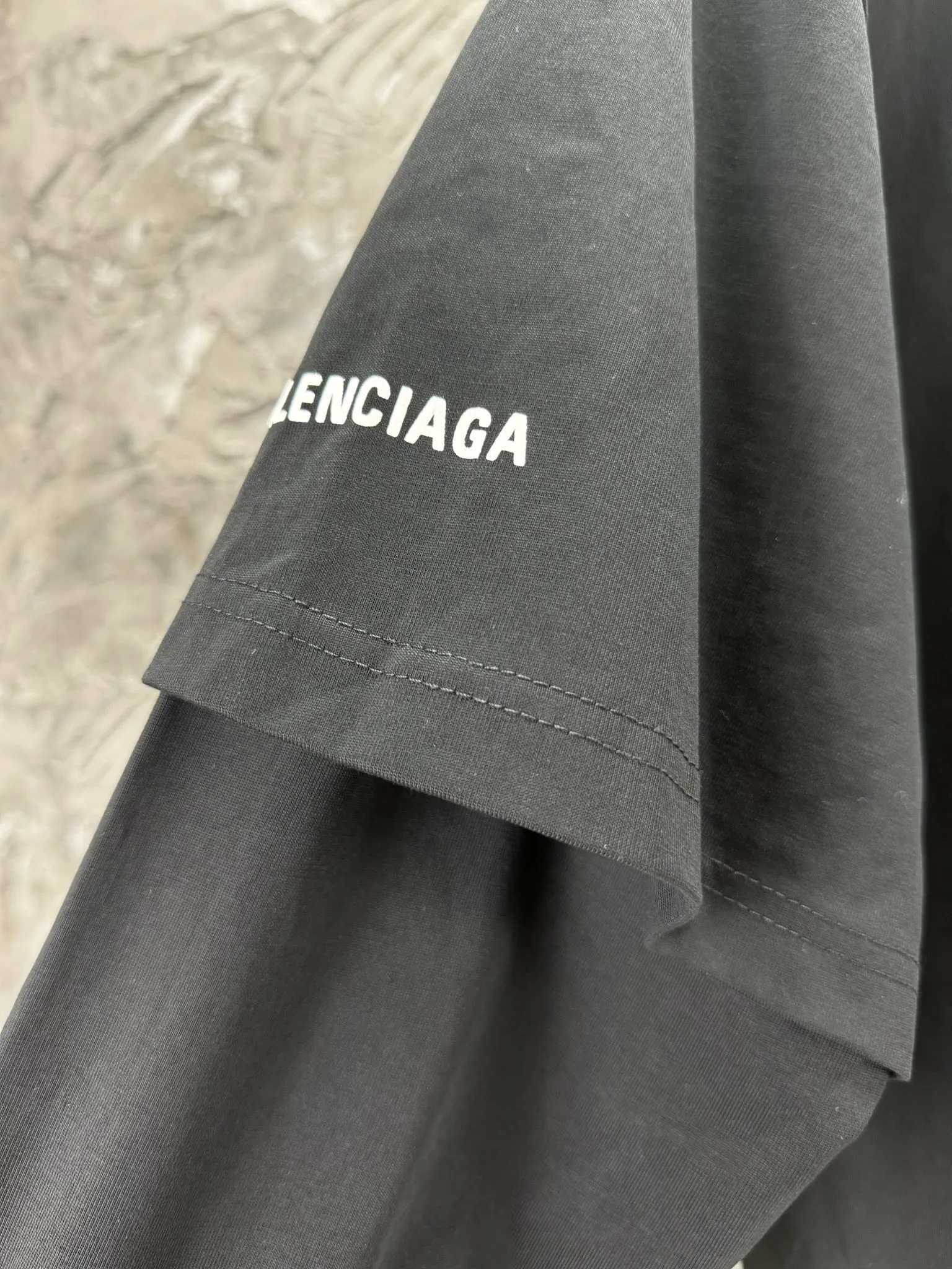 🅿️240 -BALENCI*GA Paris world food fake two-piece long sleeves. The fabric is made of Paris custom-woven and dyed double-yarn pure cotton fabric. The weight is 280g. The thread is custom-woven and dyed without color difference. The front and back panels are printed using environmentally friendly imported materials. Dot printing. Cuff splicing. Two high-temperature styling washes. os dropped shoulders, loose version, same style for men and women -Color: Black -SIZE: XS S M L Style No. 8607#