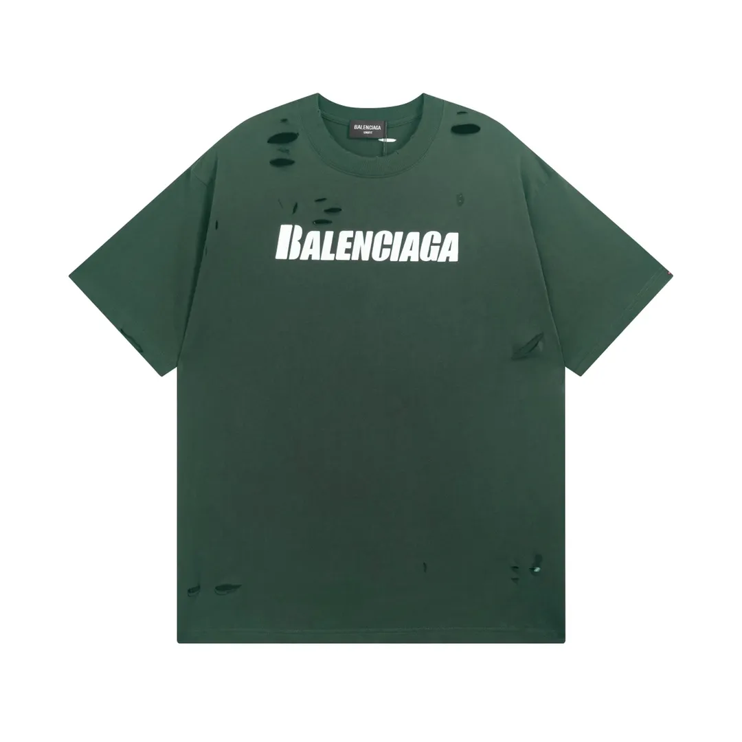 🅿️166 Detailed picture [Top version. Official website quality] BALENCI*GA/Paris. Classic letter LOGO printed ready-to-wear, washed, distressed, hole-cut, short-sleeved T-shirt. Brick cabinet synchronization. The fabric is made of Paris ZP custom-woven and dyed 100% cotton double yarn compact cotton. The weight is 260 grams, the cloth surface is clean. The cloth pattern is clear, soft and comfortable. The threads are dyed with no color difference. The classic pattern is printed with environmentally friendly imported materials, straight cracks and cracked glue. Precision printing screen, the letters are clear and the effect is three-dimensional. Restored brick cabinet. Ready-made garments are washed and worn, many people grind and cut them by hand. They are produced with heavy craftsmanship. Different market currency. Welcome to compare. The version adopts OS loose shoulder version. Same style for men and women. Coding: BL223033 Color: black, white, dark coffee, purple, lake blue, red, army green Size: XS to L