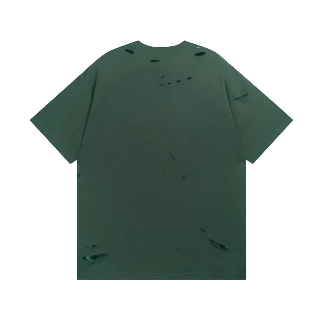 🅿️166 Detailed picture [Top version. Official website quality] BALENCI*GA/Paris. Classic letter LOGO printed ready-to-wear, washed, distressed, hole-cut, short-sleeved T-shirt. Brick cabinet synchronization. The fabric is made of Paris ZP custom-woven and dyed 100% cotton double yarn compact cotton. The weight is 260 grams, the cloth surface is clean. The cloth pattern is clear, soft and comfortable. The threads are dyed with no color difference. The classic pattern is printed with environmentally friendly imported materials, straight cracks and cracked glue. Precision printing screen, the letters are clear and the effect is three-dimensional. Restored brick cabinet. Ready-made garments are washed and worn, many people grind and cut them by hand. They are produced with heavy craftsmanship. Different market currency. Welcome to compare. The version adopts OS loose shoulder version. Same style for men and women. Coding: BL223033 Color: black, white, dark coffee, purple, lake blue, red, army green Size: XS to L