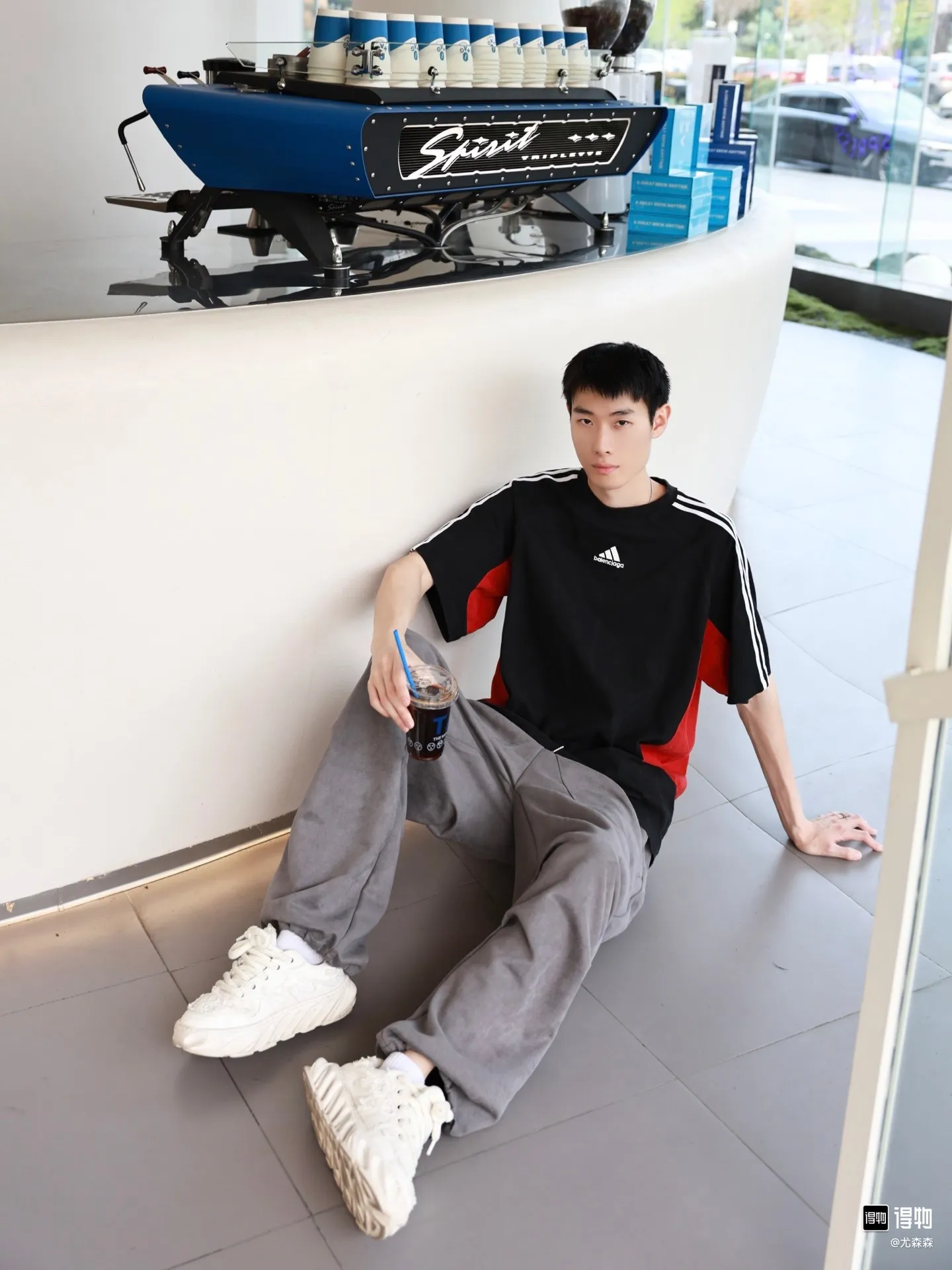 🎀Hot model pictures🎀[Updated] Top tested version BALENCIAGA/ADIDAS Balenciaga co-branded Adidas co-branded stitched embroidered letters round neck short-sleeved T-shirt The most popular thing at the moment🔥Quality ceiling It seems to be a simple printing or embroidery, but in fact it is not simple at all. 100% imported machine restoration, details, workmanship and fabrics are consistent with the original. Guaranteed no color difference with the counter. Feel free to compare ⚠️Note that the threaded collars are all original collars of certain Paris and Paris, with high wrapping. The width of the collar and cabinets are accurate to millimeters. Thick collars are not easily deformed. The collars of high-end products are all restored to cabinets. This distinguishes the large collars of the world from ordinary garbage. ⚠️Different styles of washed wheat main wheat, including imported wheat, have different colors and codes. Really restore the counter. As we all know, Balenciaga's collar labels in each quarter have different English or different colors. This distinguishes fast food products with the same common main wheat, washed wheat. ⚠️Attention to workmanship, stitching at the neckline, no folds, smooth and natural, no overlapping lines, true restoration ⚠️The fabric is made of 280g Paris-specific double yarn, which is really incomparable with the ordinary version on the market. Correct printing details, correct double yarn high weight thread, correct packaging details, all-round restoration of workmanship, all-round restoration of packaging P:270 Color: black white navy SIZE: XS-S-M-L