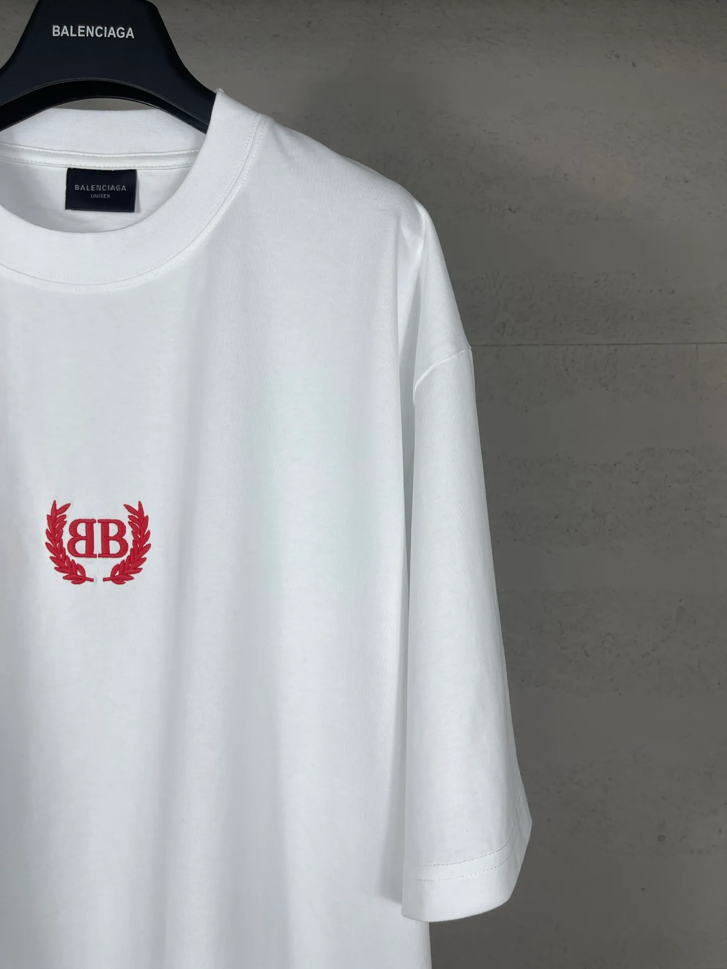 🅿️180 real photos [Top version. Official website quality] BALENCI*GA/Paris #2025 new style washed short-sleeved T-shirt with wheat ear letters LOGO embroidered on the chest, ready-to-wear washed, full of design. Welcome to compare. The fabric is made of Paris ZP custom-woven and dyed cotton double yarn, weight 260 grams, clean cloth surface. Clear texture, soft and comfortable. The threads are dyed with no color difference. The classic letter LOGO is embroidered with imported Tajima embroidery machine. The effect is three-dimensional. Restore the brick cabinet, adopt OS loose shoulder style. Same style for men and women. Code: BL253663 Color: washed black, lake blue, pink, white Size: XS S M L