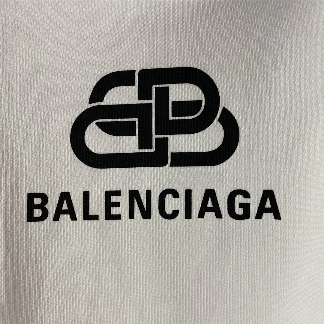 Top tested version Balenciaga BALENCIAGA haze blue lock print hooded sweatshirt [Top tested version] The only correct haze blue snowflake color on the entire network‼ ️Super white and high-end color... -Full set of 1:1 customized original accessories packaging (with logo Sydney paper + new moderator mark + washing + original hangtag) -The entire sweatshirt is made of 460 grams of pure cotton large terry, and the wet weight can reach 480 grams, full of thickness -Note ⚠️This year's Balenciaga hoodie uses embroidered phoenix eyes on the hood‼ ️Eliminating the previous hardware eyes, this is also a detail that distinguishes low-end versions on the market‼ ️The whole piece of clothing, hat rope, thread, and fabric are produced in the same vat with 0 color difference - imported elliptical machine printing is used. Each printing is neatly aligned and the overall printing has no edges. I make every piece of clothing with conscience and strive for excellence in every link. Just to sell a piece of clothing and retain a customer. Although our products are a little more expensive than others, the expensive money is kept in the clothes and is definitely not imported into my pocket.  Color: White Size: XS-L P:410