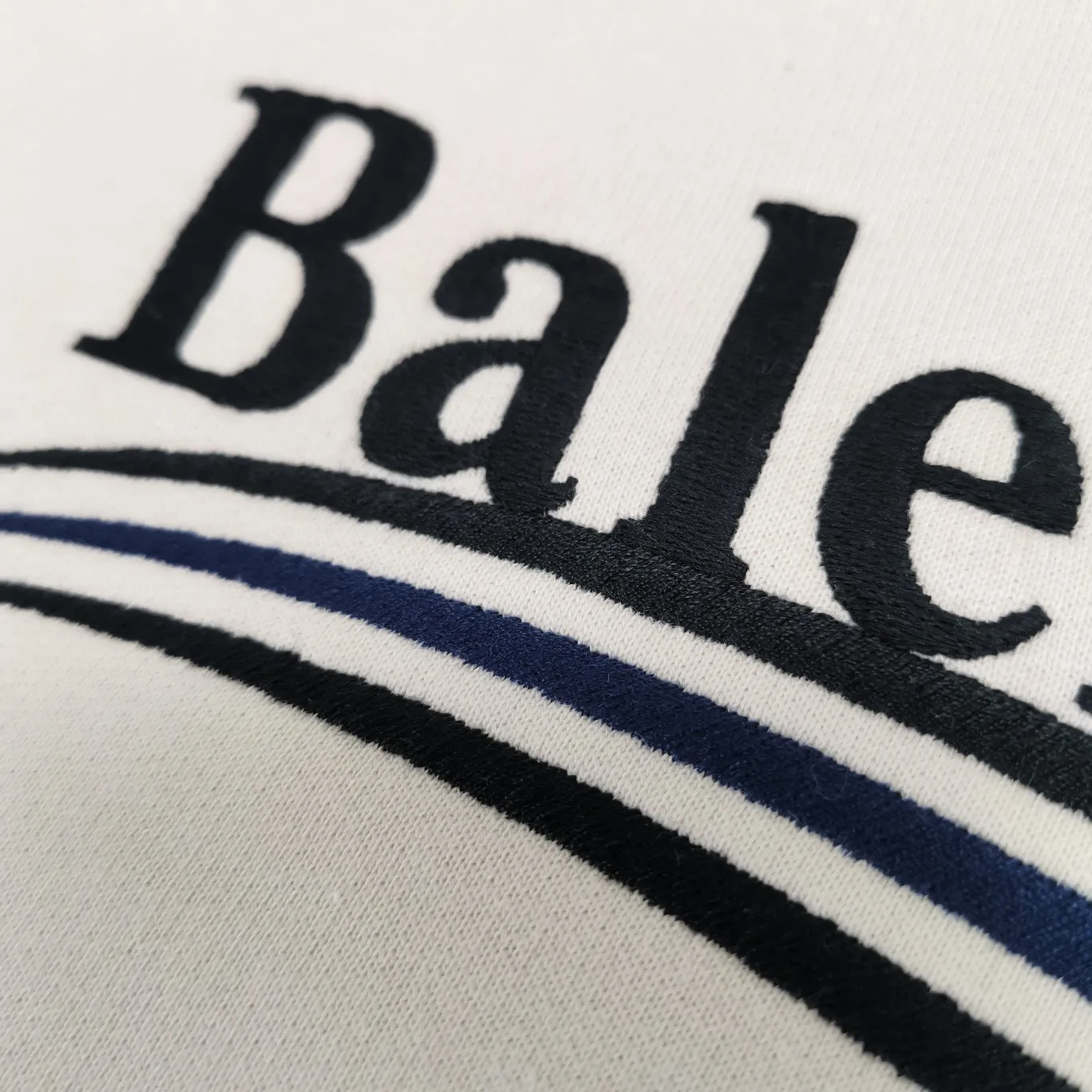 Supplementary details - the top tested version of Balenciaga BALENCIAGA Cola Malone embroidered print male and female couple star's same style autumn and winter pure cotton hoodie hooded sweatshirt. Three colors are available, ensuring the same fabric as the original version, no color difference! Customized dyeing in a package! INS, Xiaohongshu’s popular style, classics that never fade away! The king of orders in Spain, the fried chicken is highly recommended! 480% pure cotton terry fabric, comfortable and warm! Full of drape! The printing uses Tajima embroidery machine imported from Japan, which is known as the fighter among embroidery machines. The embroidery is meticulous, with no threads or skipped threads, the printing and embroidery are full and fine, and the letter spacing is consistent with ZP! Wearing it gives you full confidence and peace of mind! The labels and washes are all correct! On behalf of G at the same level! Consistent packaging at the counter! Size: XS-L Color: Purple light gray white gray P:450