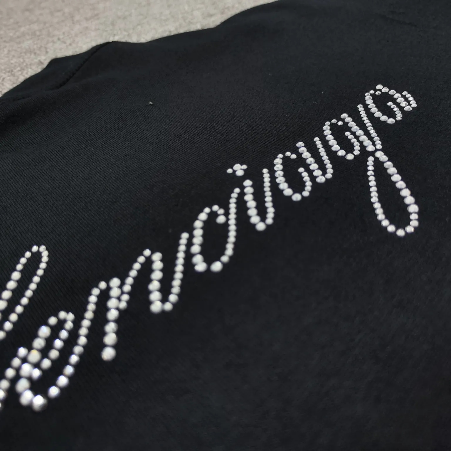 Top tested version BALENCIAGA Spring/Summer 2024SS signature diamond-encrusted short-sleeved T-shirt on the back. The entire fabric is washed and then cut. The front and rear panels are printed using the imported Kornit direct-injection printing process. After the garment is washed for the second time, in order to get closer to the original effect, it is manually positioned, flattened, inked and spray-painted by a master craftsman. The garment effect is more accurate and time-consuming. The details are perfectly restored zp. Exclusive custom-woven and dyed 300g fabric. The threads are dyed in the same cylinder with zero color difference. Different from the market currency, comparison is welcome. Fabric: Custom-imported high-weight tight double-yarn fabric 300g 100% cotton. Accessories: A full set of customized accessories, packaging bags, tags, brand LOGO Sydney paper. Color: Black Size: XS--L P:260